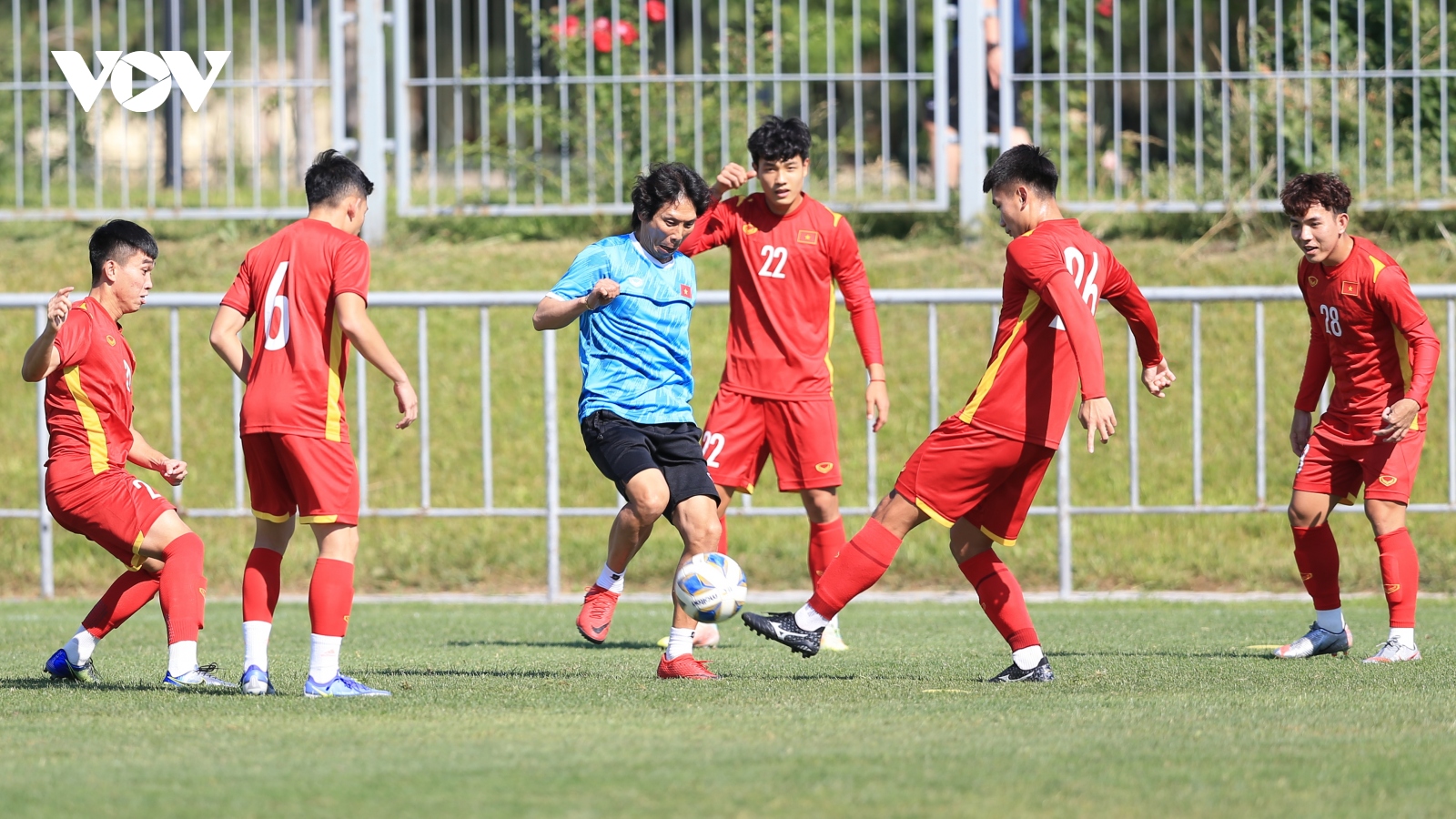 Thầy Gong trực tiếp xỏ giày thị phạm và buổi tập ngập tràn tiếng cười của U23 Việt Nam