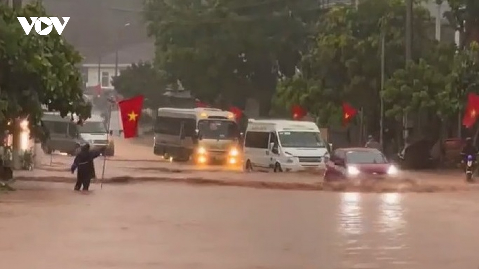 Mưa lớn trên diện rộng, nhiều đoạn tại Quốc lộ 6 bị ngập sâu