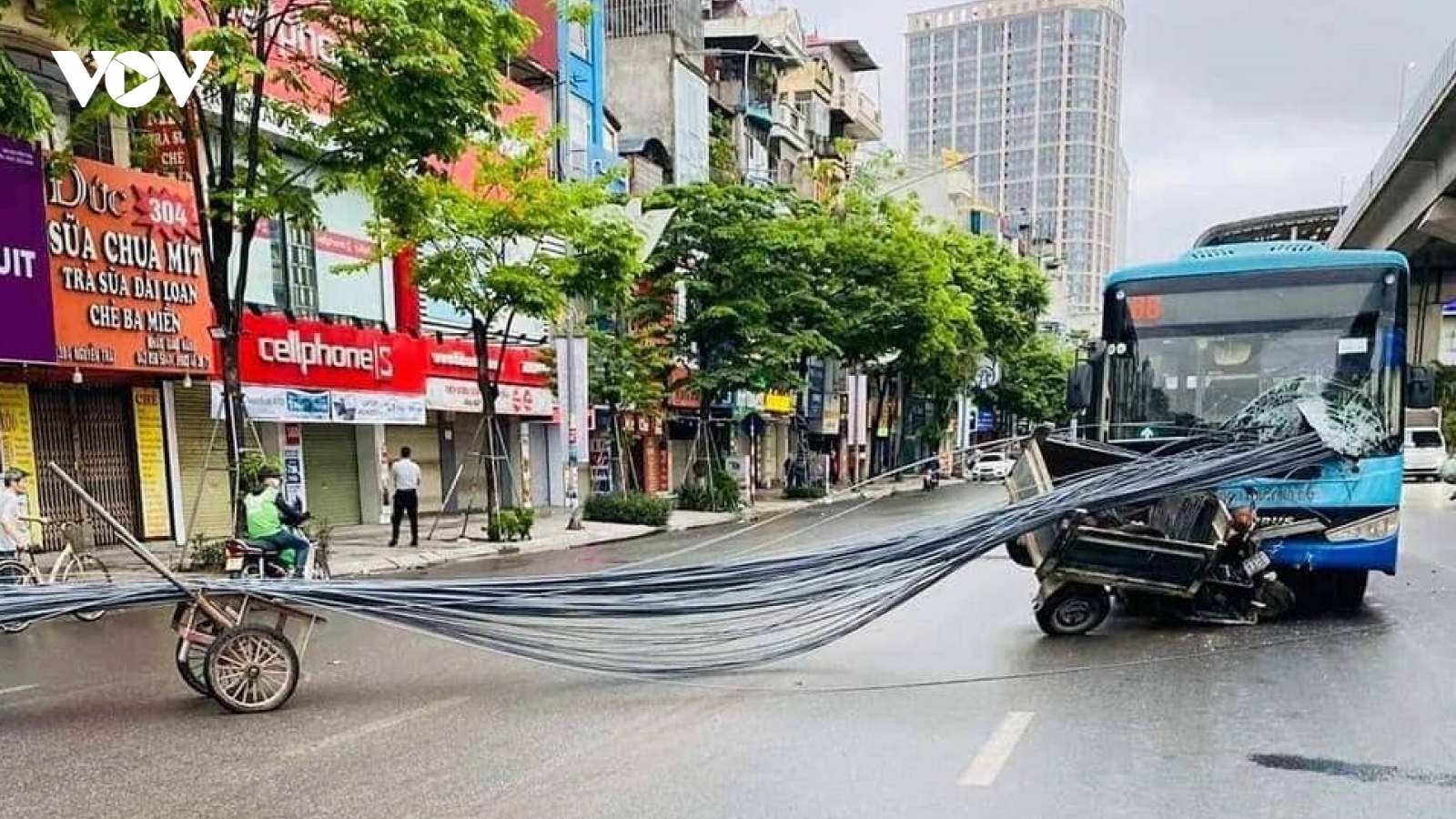Xe tự chế chở phi sắt đâm thủng đầu xe buýt trên đường phố Hà Nội