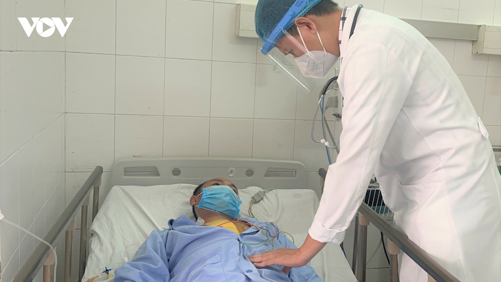 Cần Thơ: Cứu sống bệnh nhân bị dây kẽm gai đứt xuyên vào tim