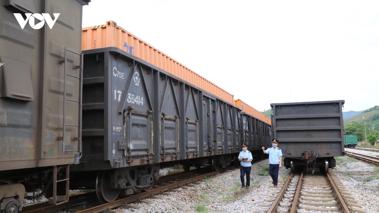 Khẩn trương khắc phục mưa lớn trên tuyến đường sắt liên vận quốc tế Hà Nội - Đồng Đăng