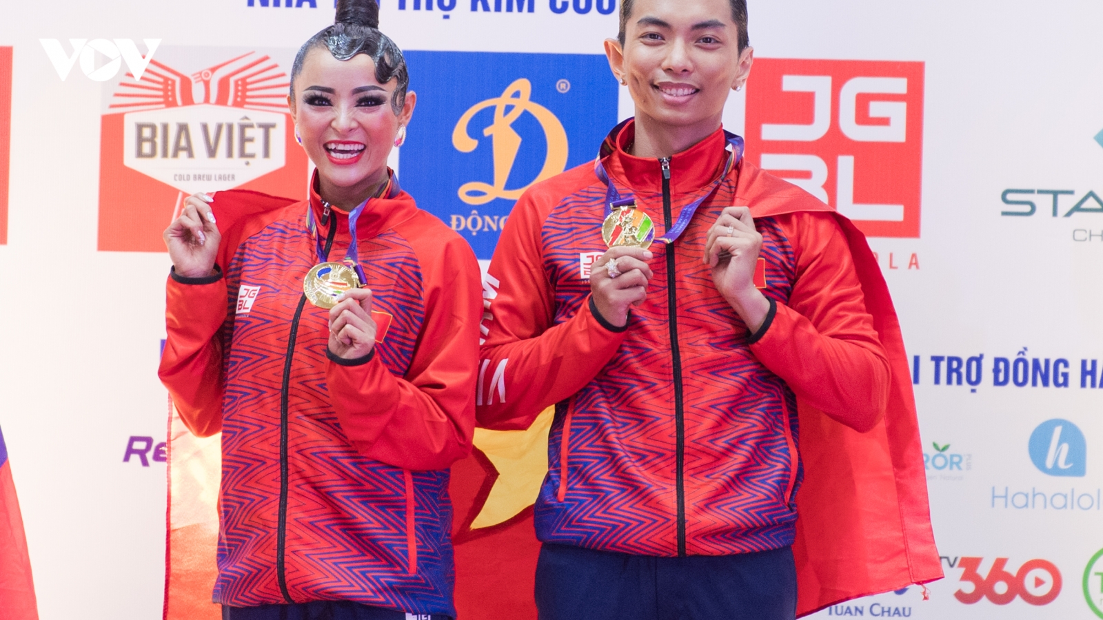 Phan Hiển cùng đồng đội mang về 5 HCV cho dancesport Việt Nam tại SEA Games 31
