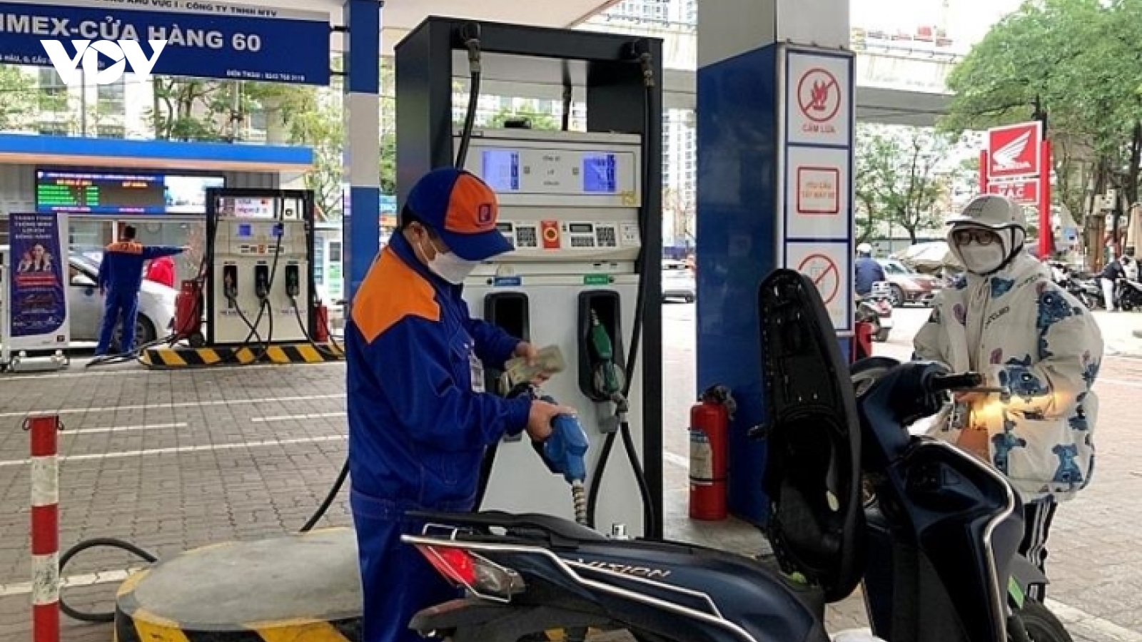 Có nên giảm thêm thuế để hạ giá xăng dầu?