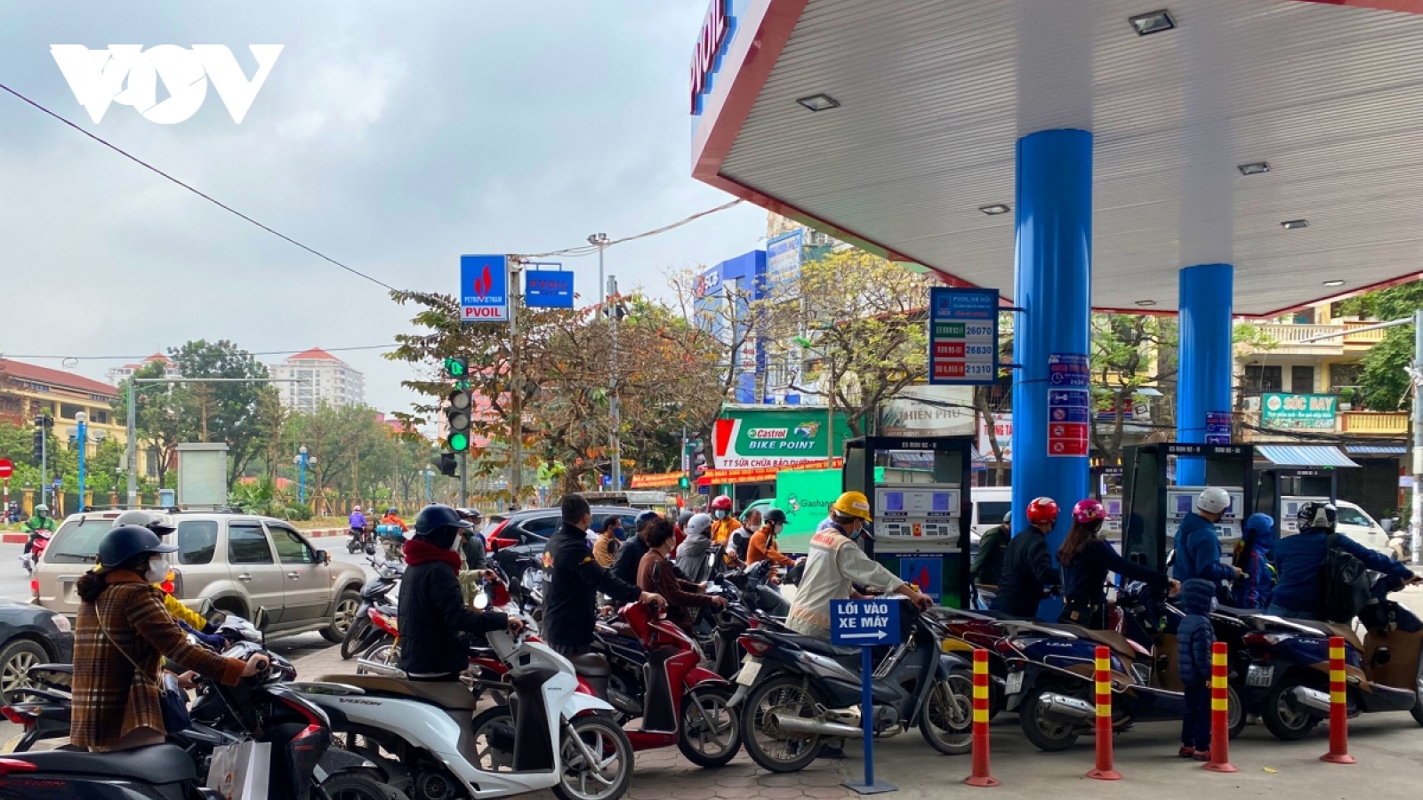 Giá xăng tăng, doanh nghiệp "đau đầu", người dân "đau túi"