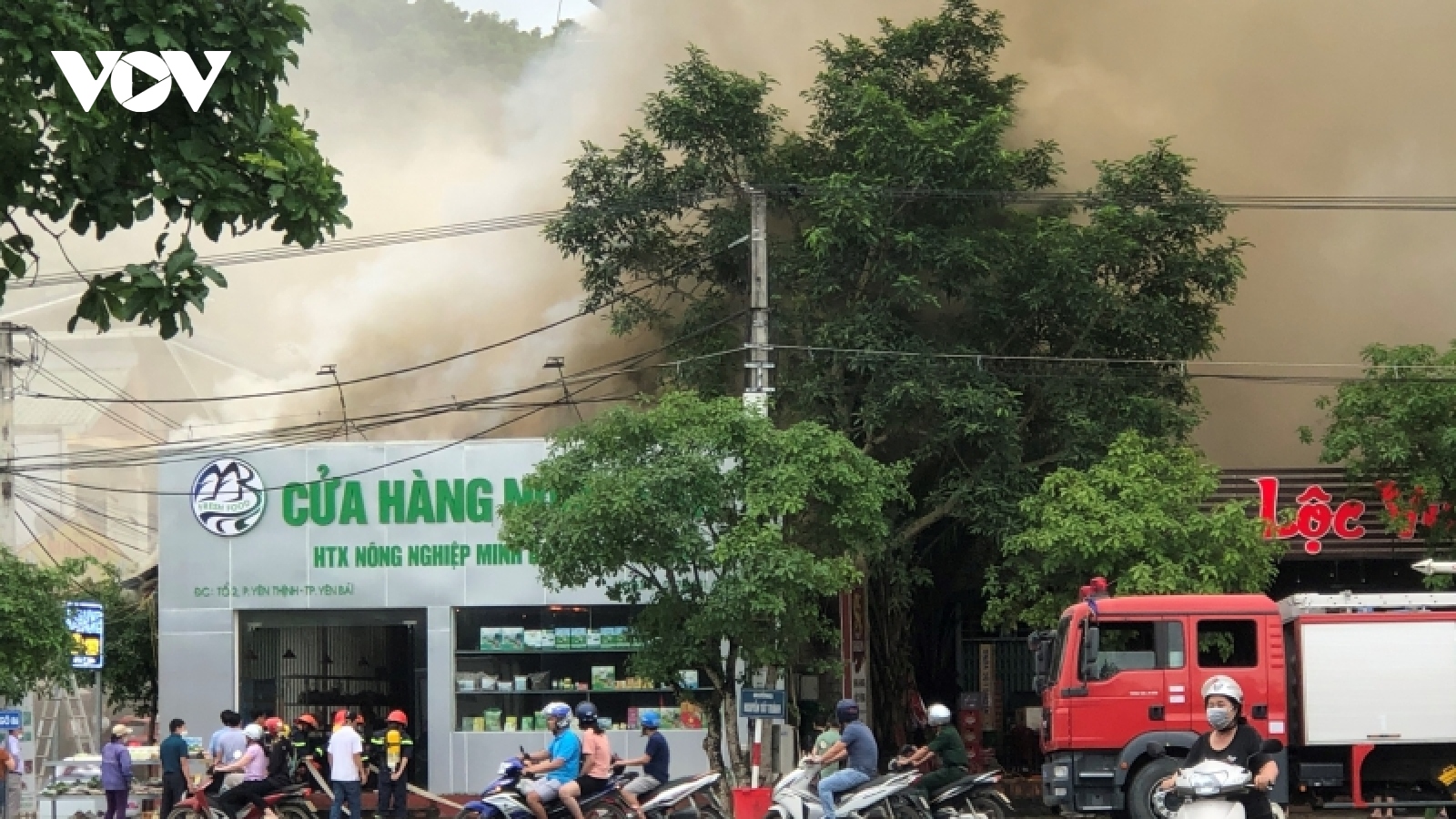 Dập tắt đám cháy tại cửa hàng nông sản ở thành phố Yên Bái