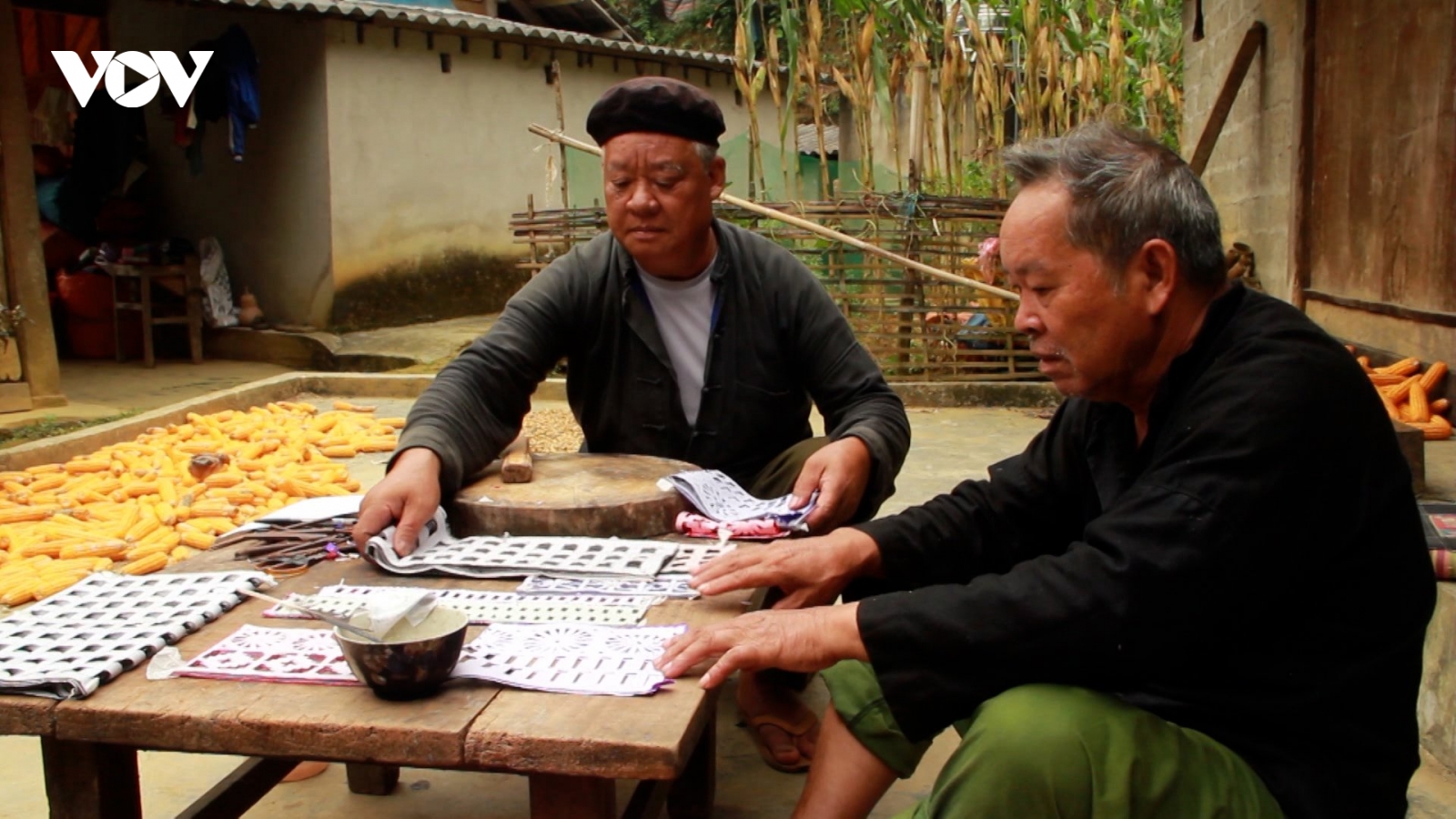 Nghệ thuật tranh giấy của người Nùng Dín