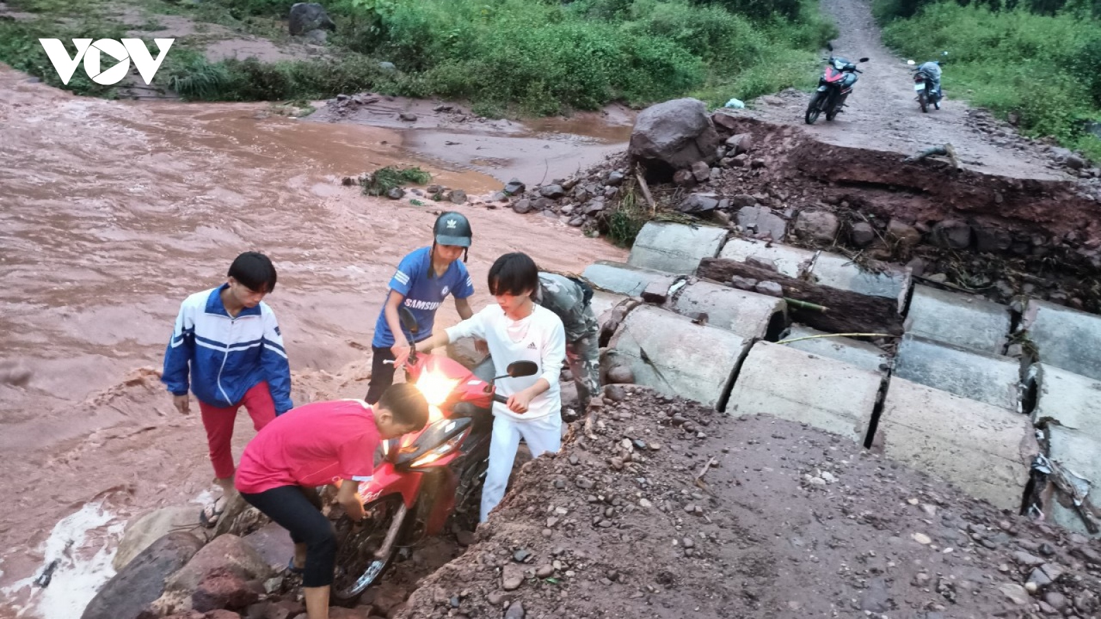 Mưa lớn cuốn trôi ngầm tràn qua suối, thầy trò vùng cao đi lại khó khăn