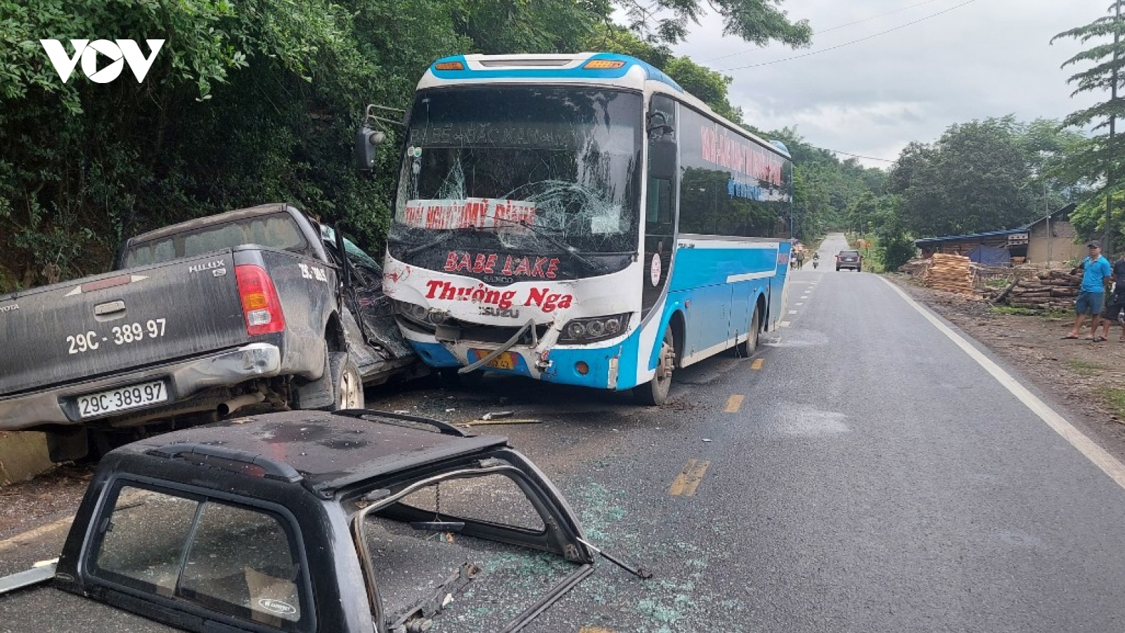 Xe bán tải va chạm với xe khách, 5 người bị thương tại Bắc Kạn
