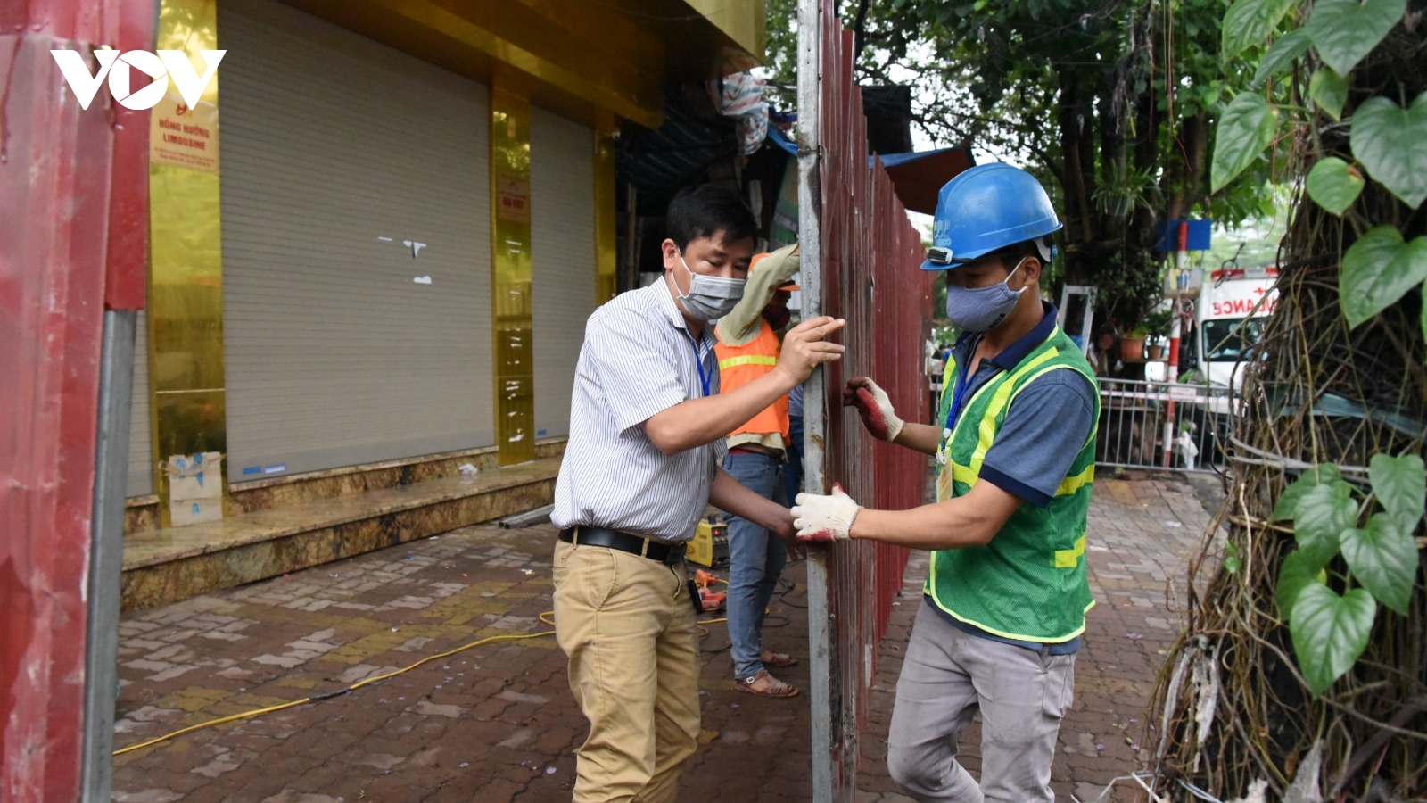 Phá dỡ công trình vi phạm trật tự xây dựng tại 84 đường Láng, Hà Nội