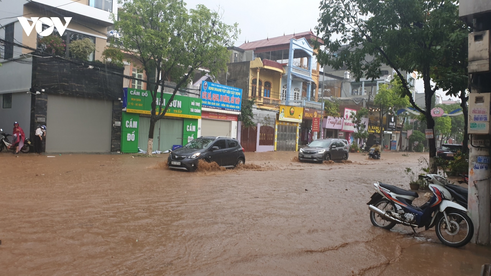 TP Sơn La ngập sâu sau hơn 30 phút mưa lớn