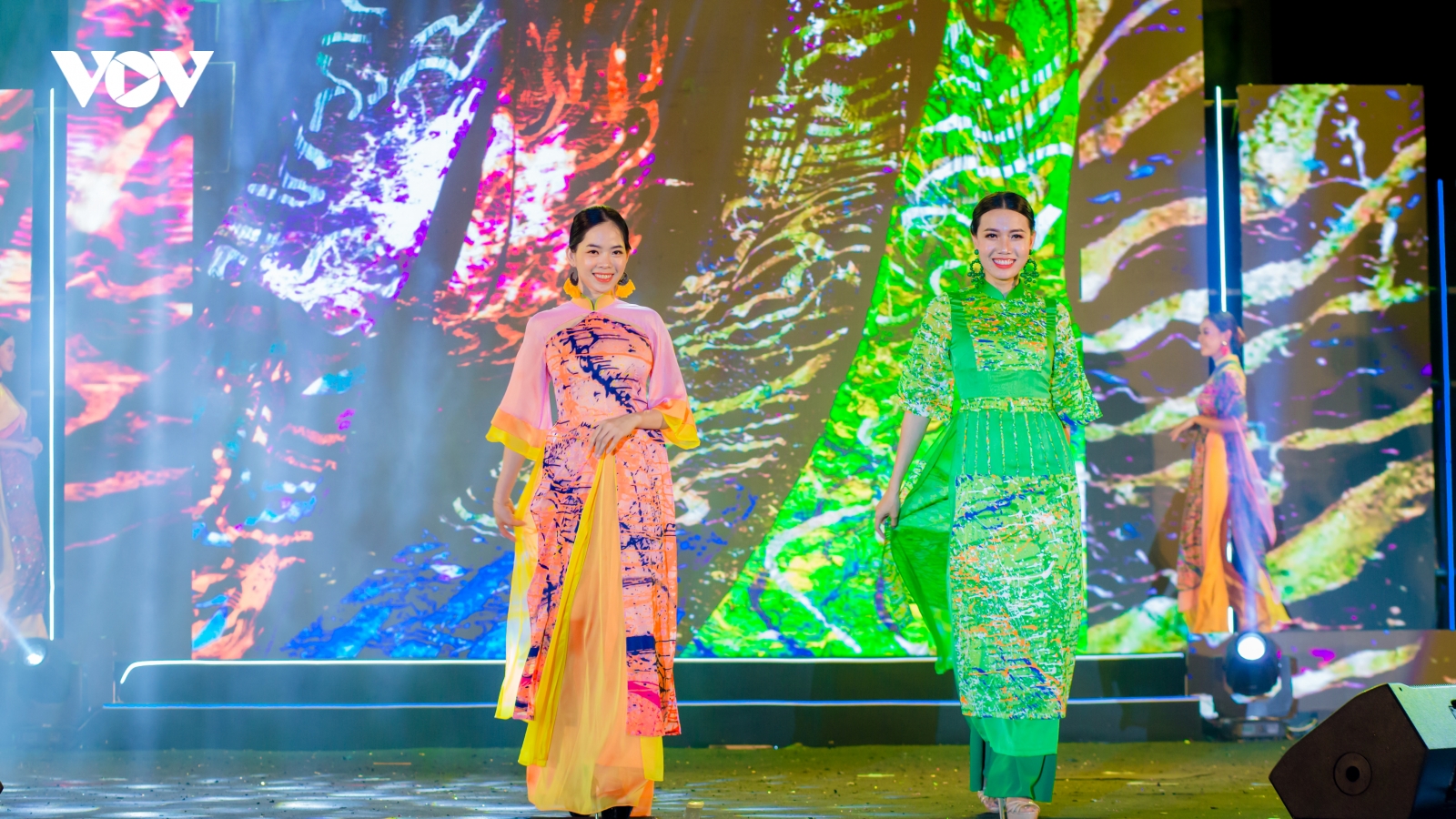 Mãn nhãn màn trình diễn áo dài và Hanbok cách tân trong "Passion Show 2022"