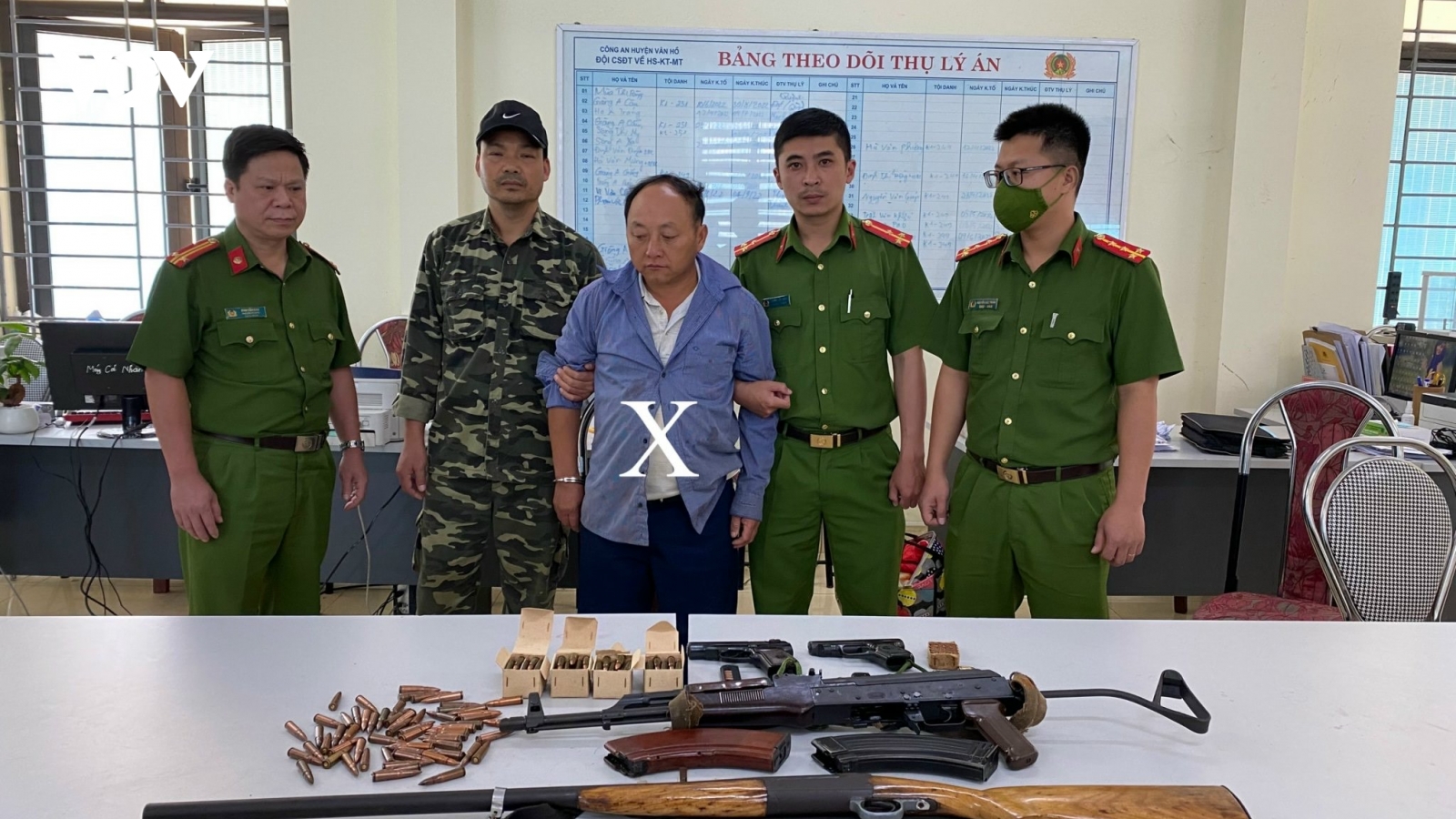 Bắt đối tượng truy nã đặc biệt nguy hiểm, thu giữ nhiều vũ khí nóng