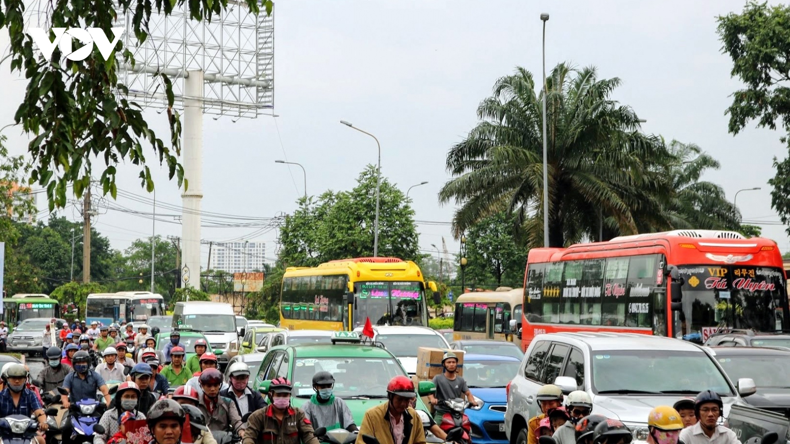 Giá xăng dầu tăng mạnh, các nhà xe lâm vào cảnh “tiến thoái lưỡng nan”