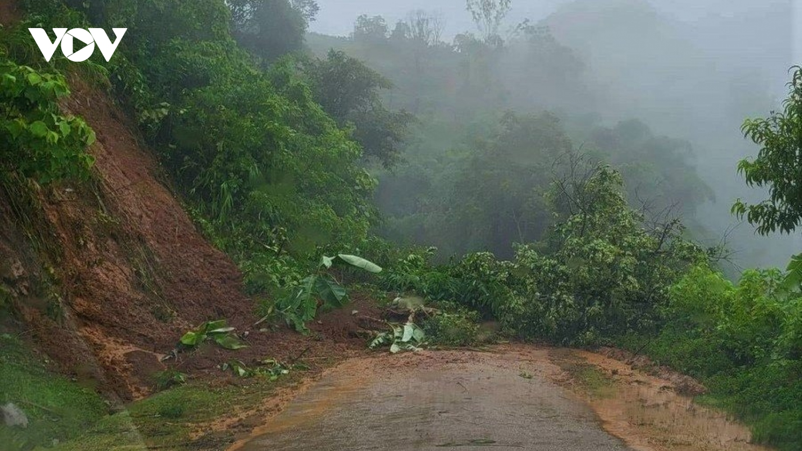 Mưa lớn ở Sơn La, Lai Châu làm sạt lở đất đá, ách tắc nhiều tuyến đường