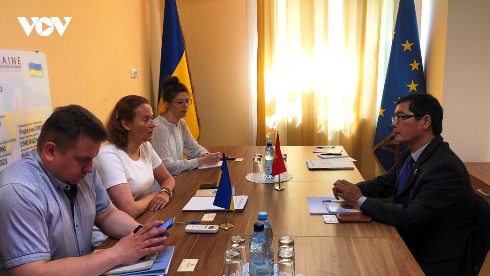 Giải quyết giấy tờ cư trú, di trú cho công dân Việt Nam muốn quay trở về Ukraine