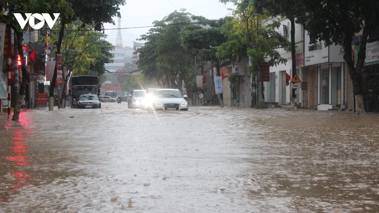 Mưa lớn ở Sơn La, các phương tiện giao thông “bơi” trong biển nước