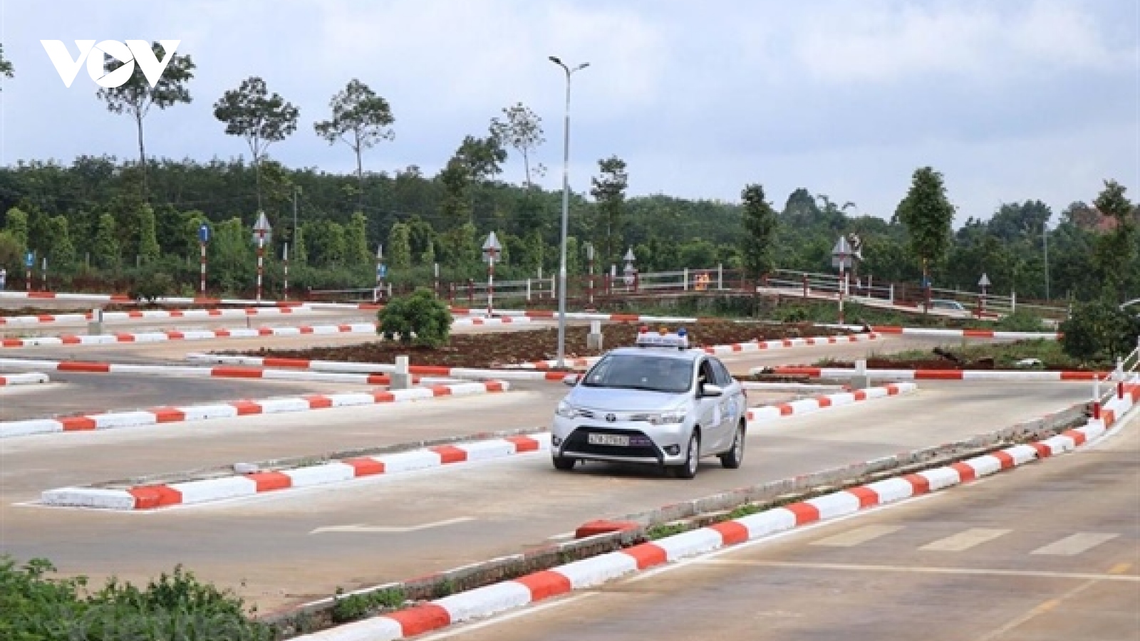 Mượn cớ thi trên mô hình, tăng phí đào tạo lái xe vô tội vạ