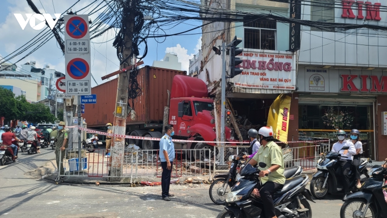 Container mất lái đâm vào tiệm vàng ở TP.HCM