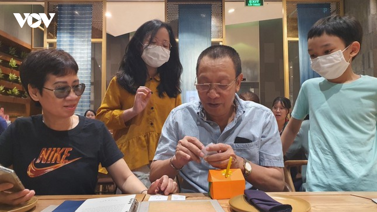 Chuyện showbiz: MC Lại Văn Sâm đón sinh nhật tuổi 65 ấm áp bên vợ và các con