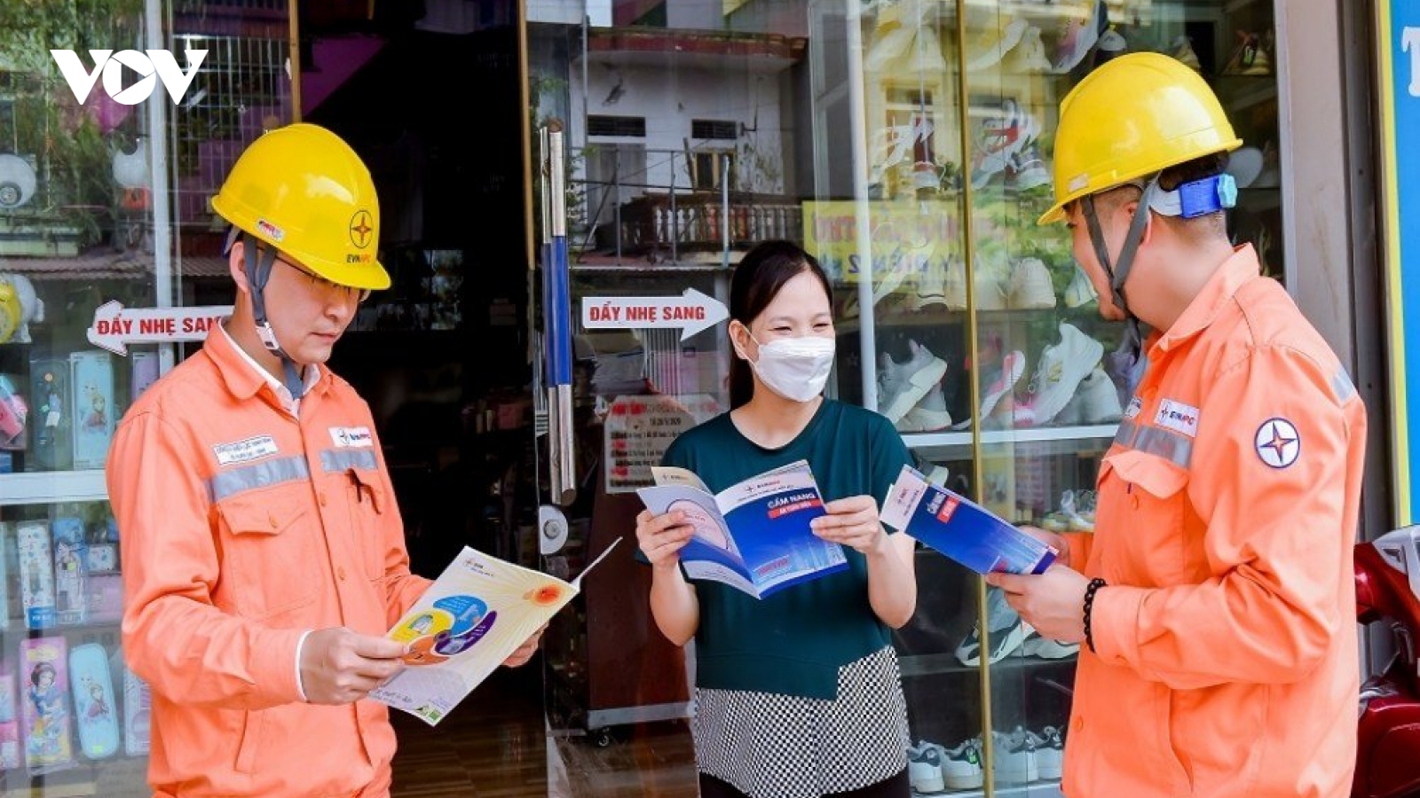 Nắng nóng cực đoan, EVNNPC chủ động các giải pháp đảm bảo điện an toàn, tin cậy