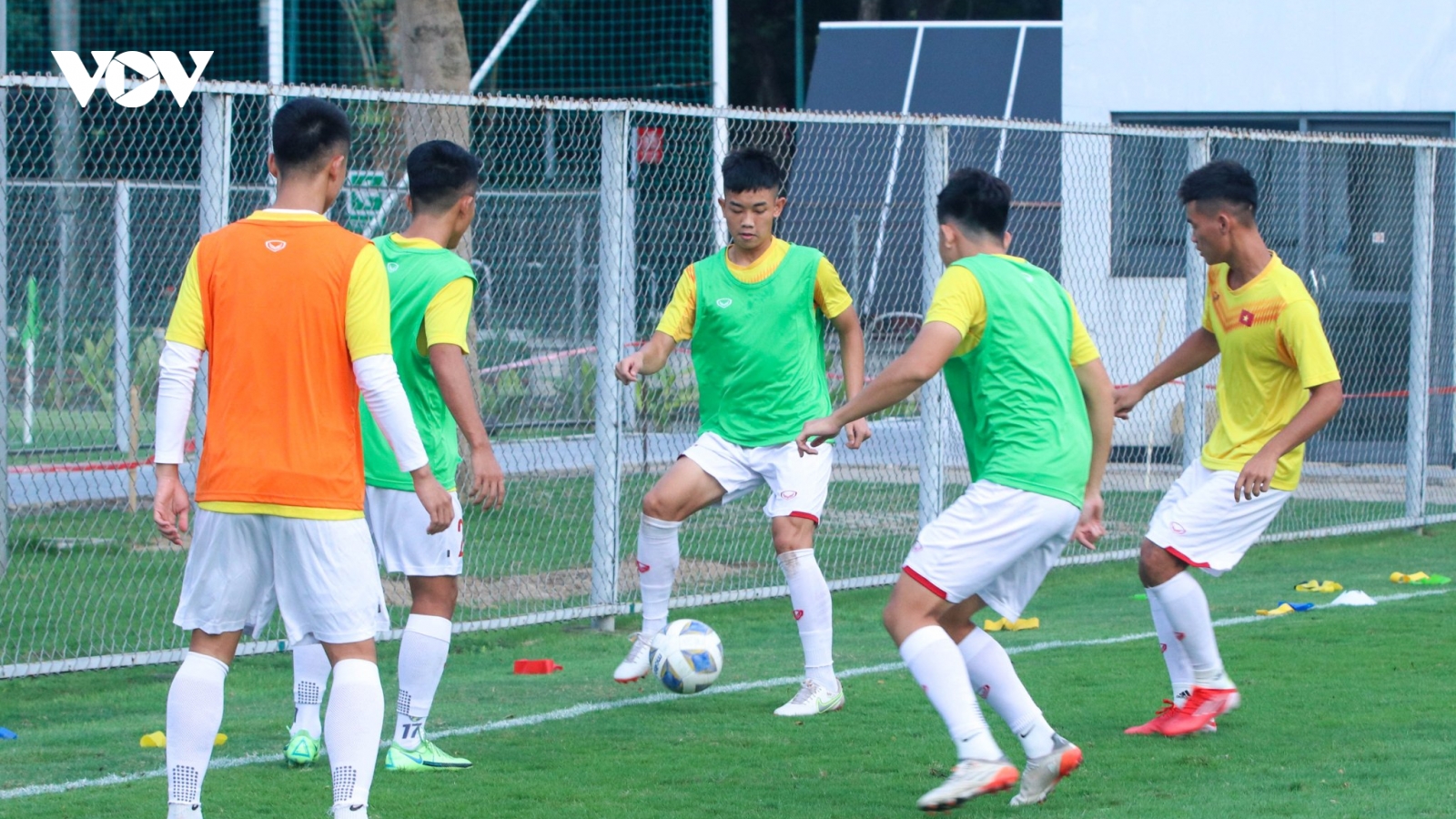 U19 Việt Nam ra sân tập luyện sau khi di chuyển "hành xác" tới Indonesia