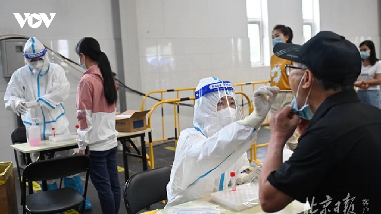 Trung Quốc thí điểm rút ngắn cách ly, Bắc Kinh bùng phát Covid từ quán bar