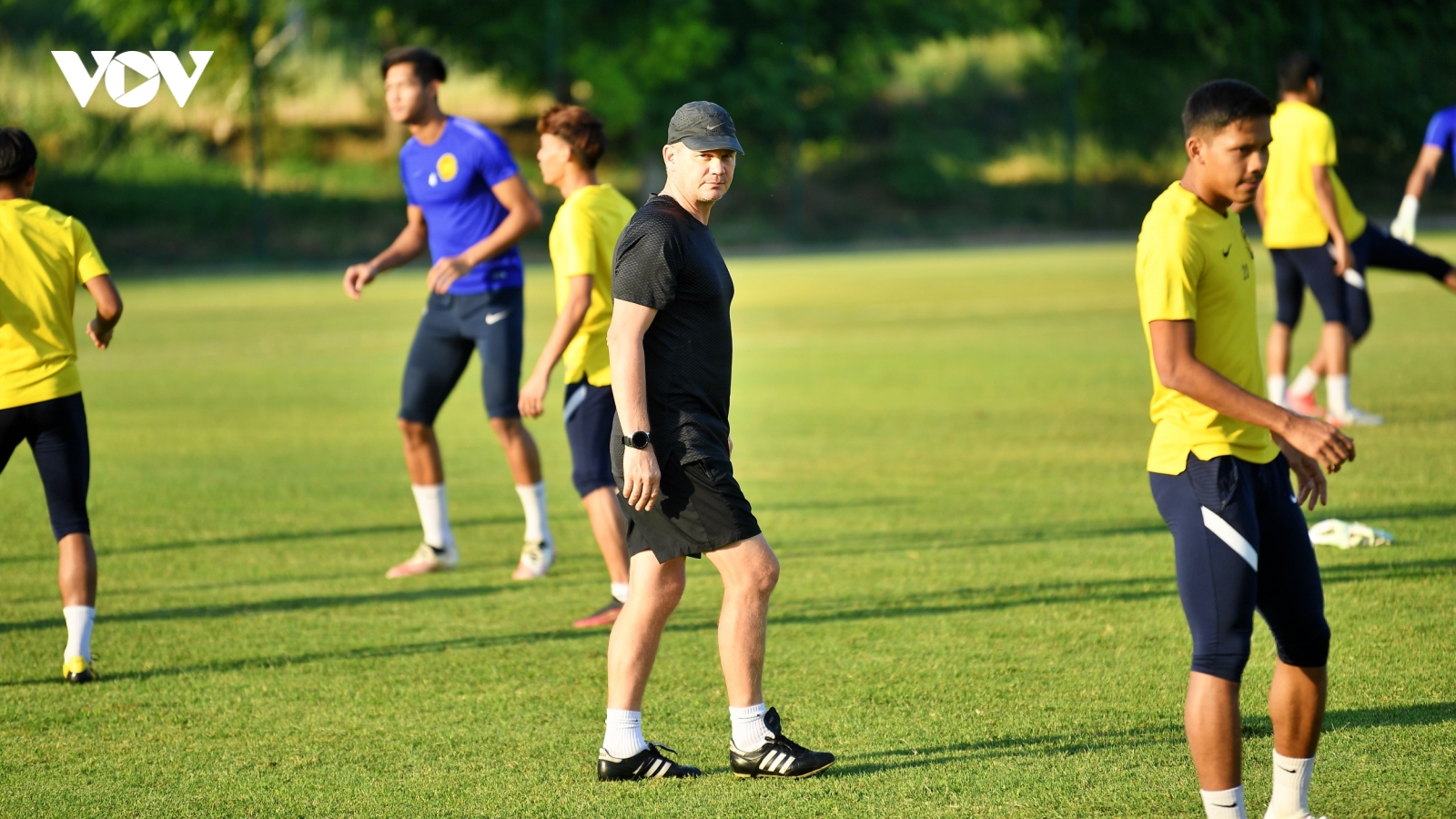 HLV Brad Maloney lạc lõng trong buổi tập của U23 Malaysia trước trận gặp U23 Việt Nam