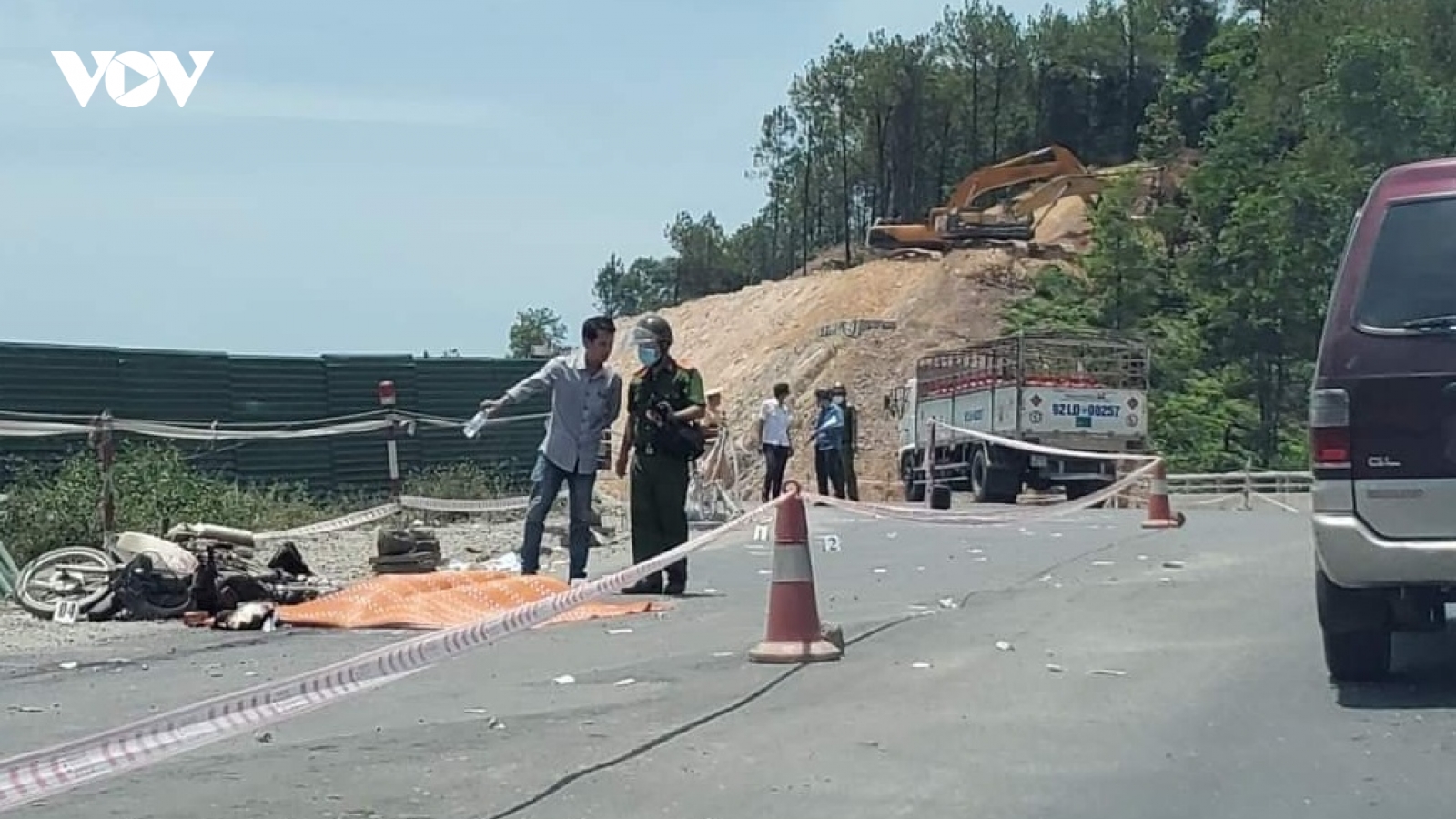 Đã xác định lái xe ô tô đầu kéo gây tai nạn giao thông chết người rồi bỏ trốn