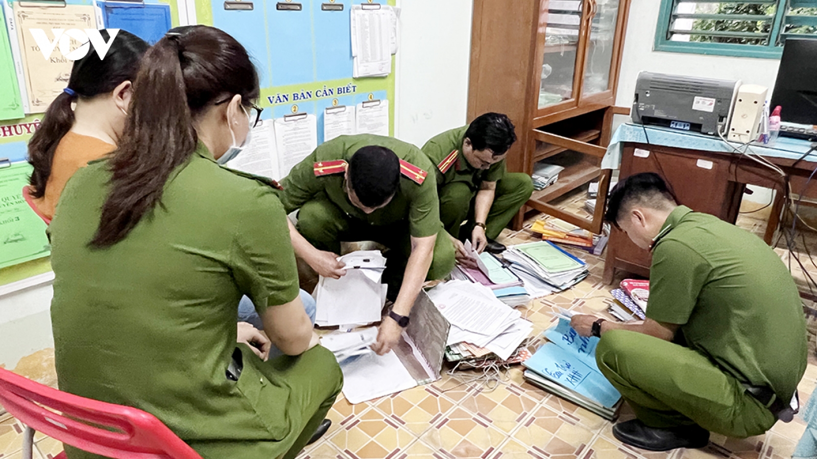 Bắt tạm giam nguyên hiệu trưởng và nguyên kế toán một trường tiểu học ở An Giang