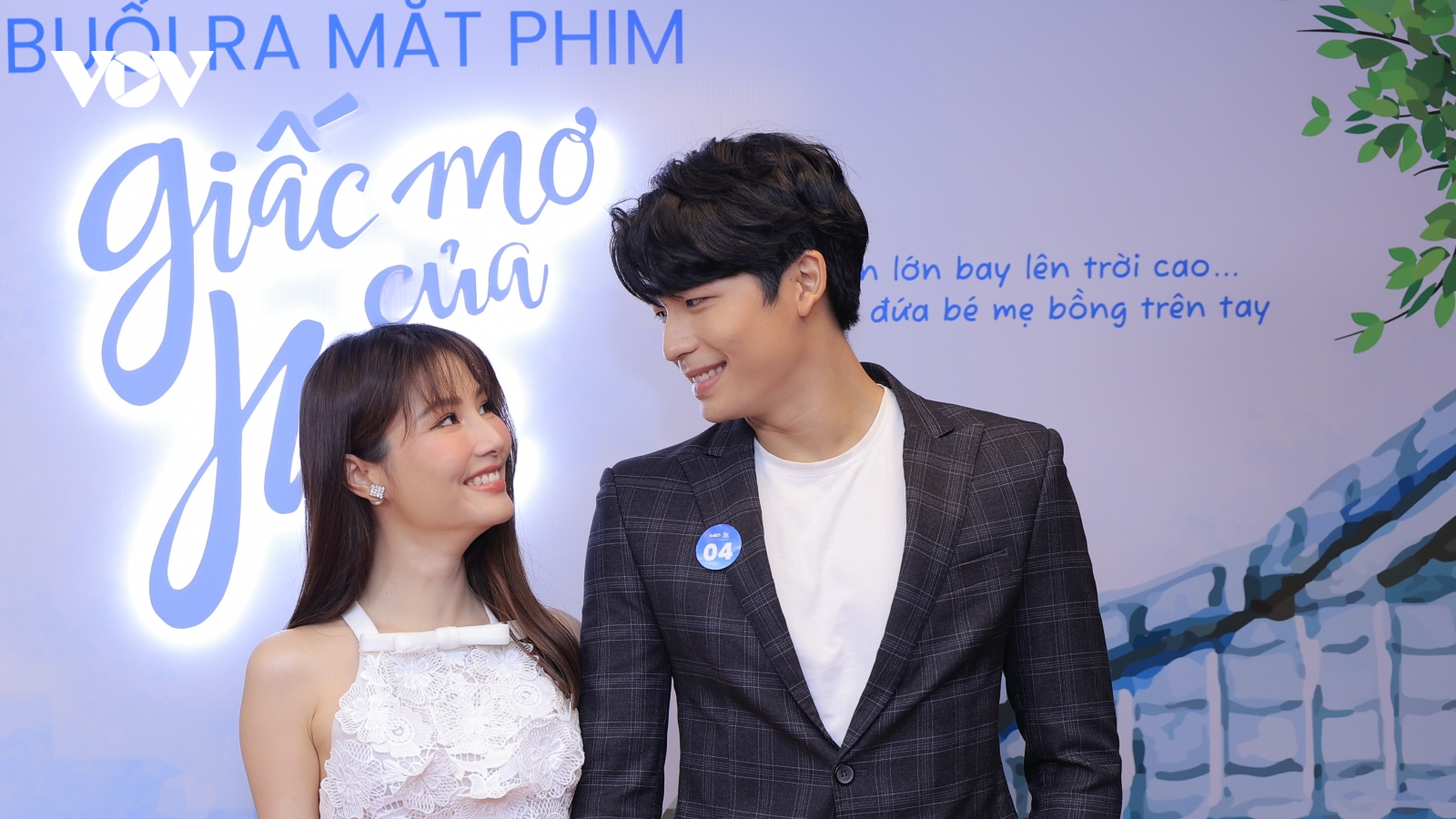 Diễm My 9x tình tứ bên Quốc Anh, hết lời khen ngợi Nhan Phúc Vinh