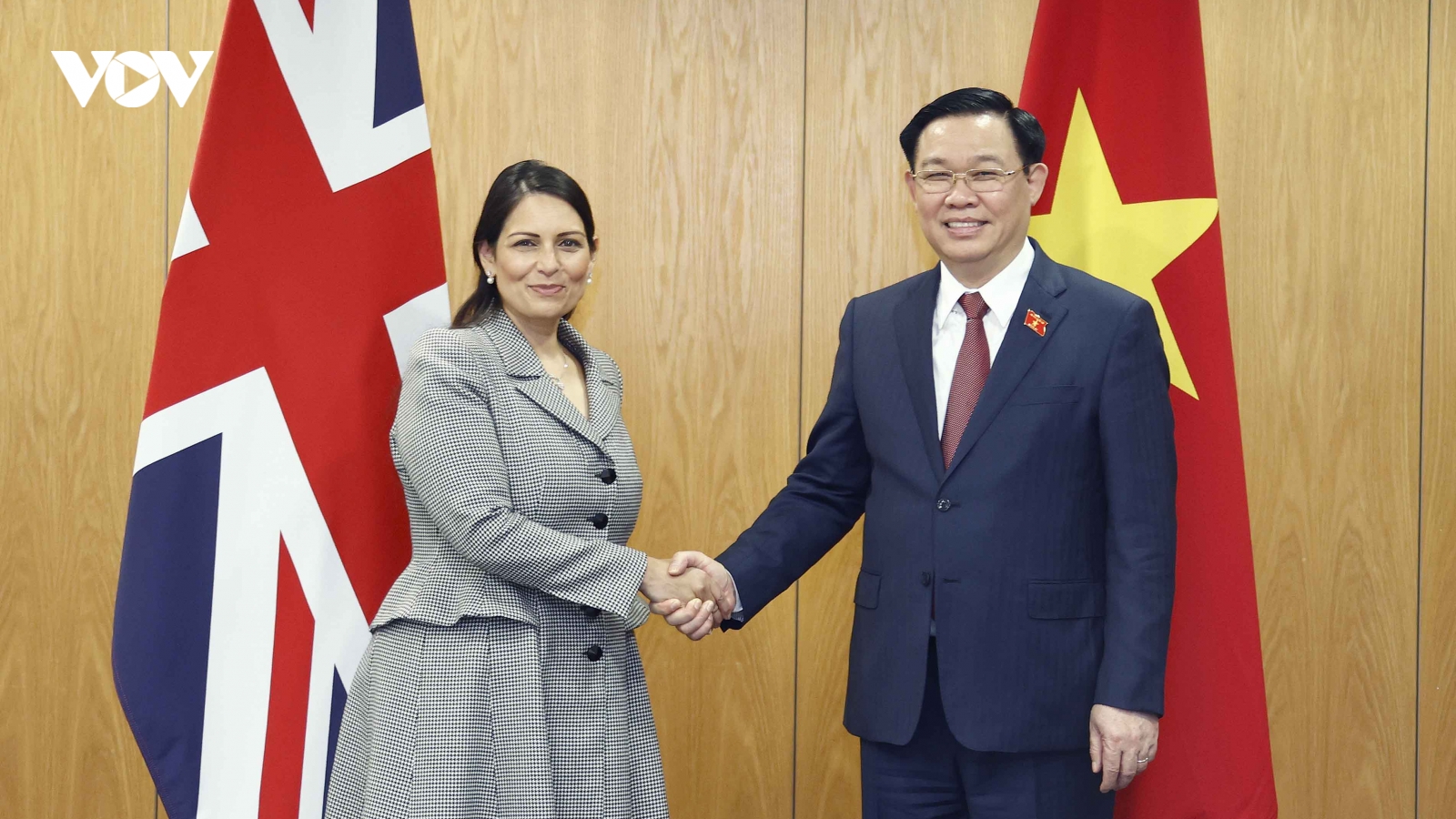 Chủ tịch Quốc hội Vương Đình Huệ gặp Bộ trưởng Bộ Nội vụ Anh Priti Patel