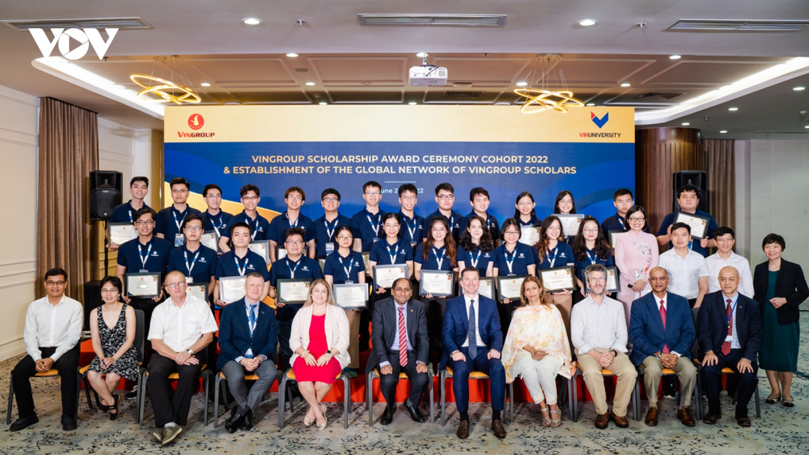 Vingroup trao 48 tỷ đồng học bổng du học thạc sĩ, tiến sĩ khoa học công nghệ