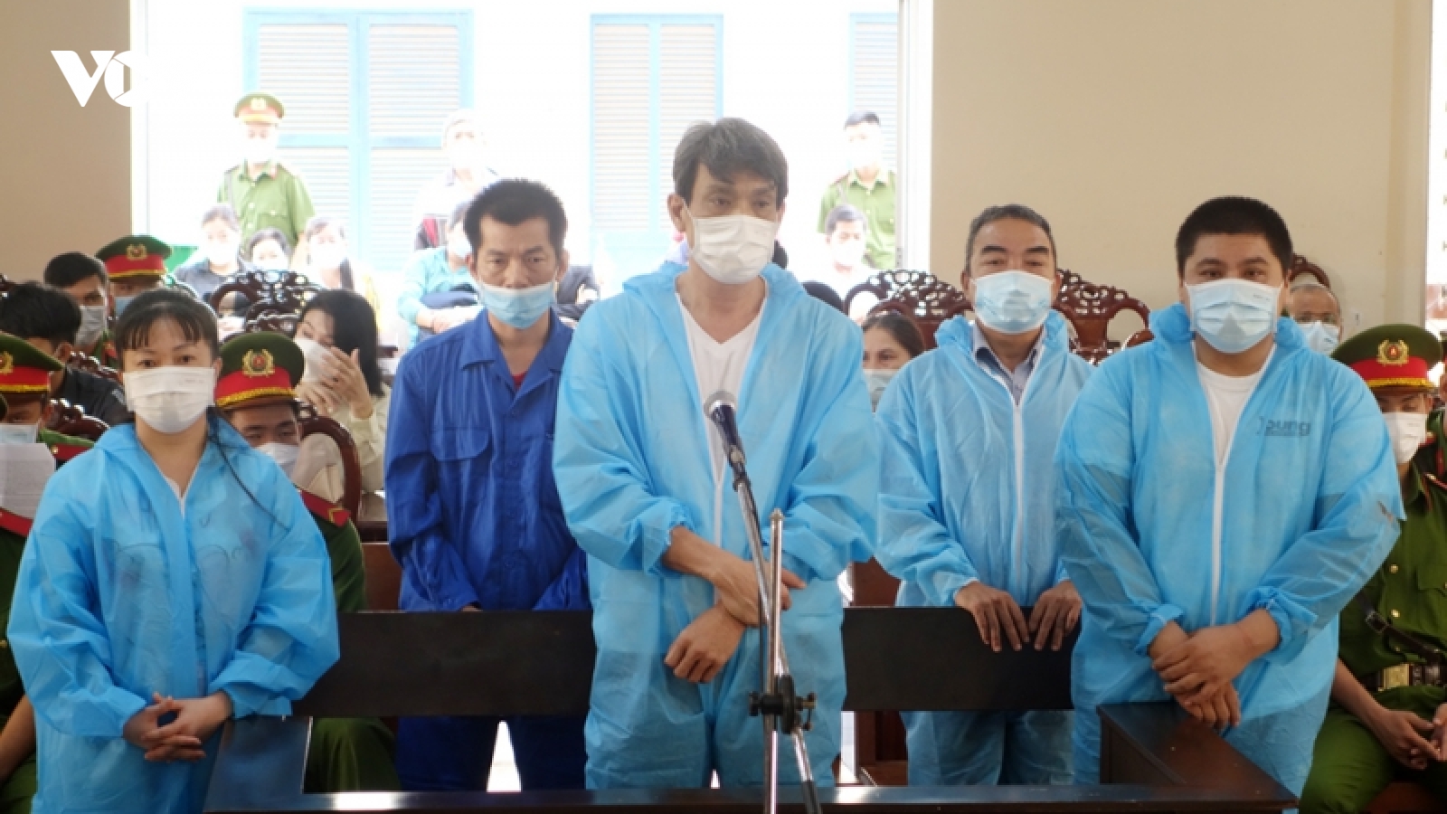 Xét xử nhóm đối tượng buôn lậu 180 tấn đường cát tại An Giang