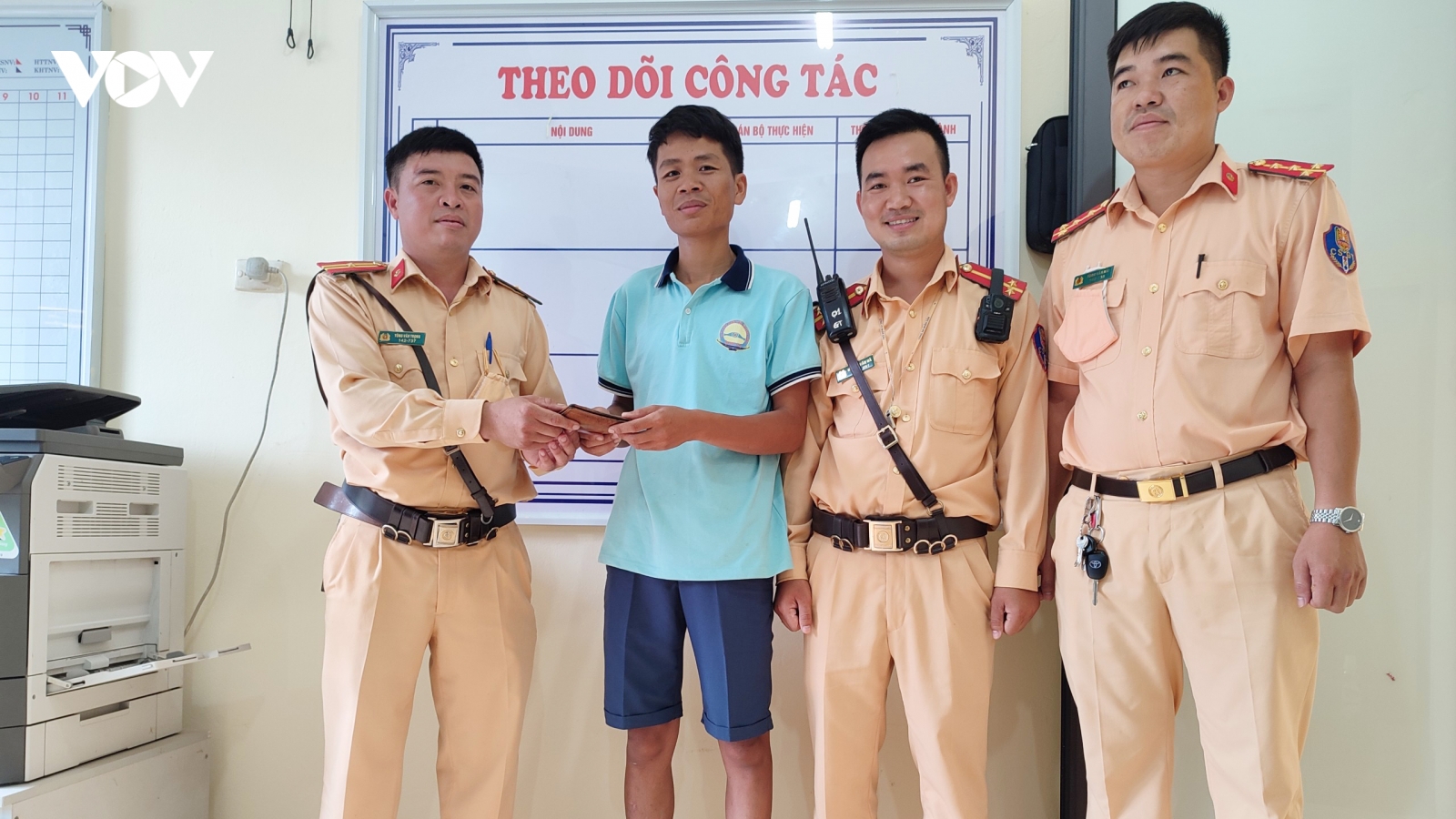 Cảnh sát giao thông trả lại tài sản của công dân đánh rơi