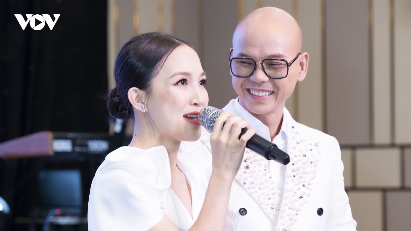 Gia đình Phan Đinh Tùng cùng nhau hát nhạc thiếu nhi