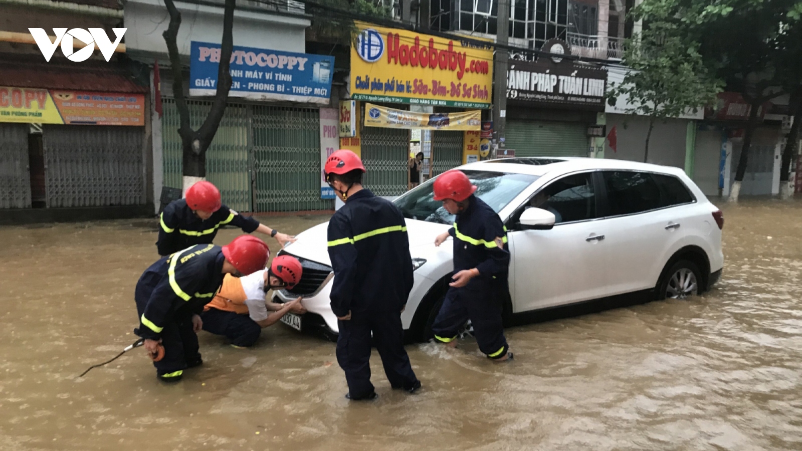 Heavy rain causes deep flooding across Son La