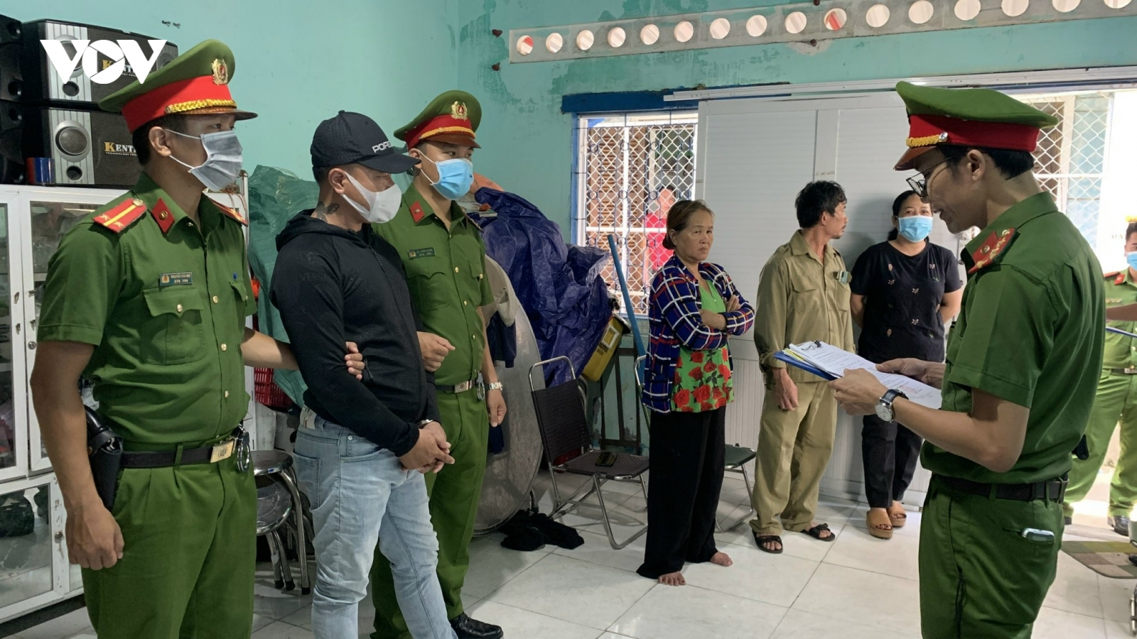 Phú Yên: Bắt tạm giam đối tượng cho vay nặng lãi, xâm phạm chỗ ở trái phép