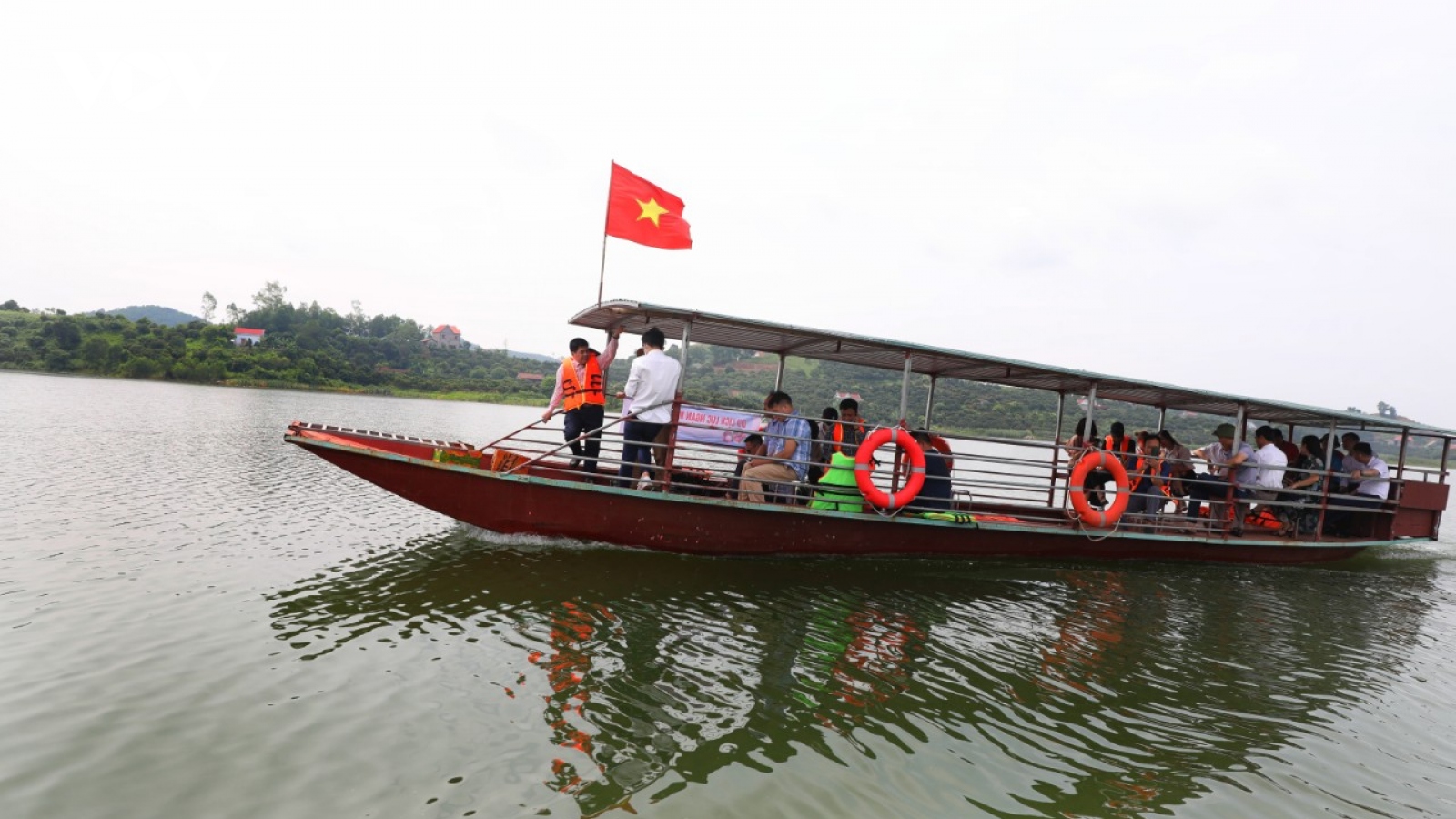 Một thoáng "bồng bềnh" trên hồ Cấm Sơn, Bắc Giang