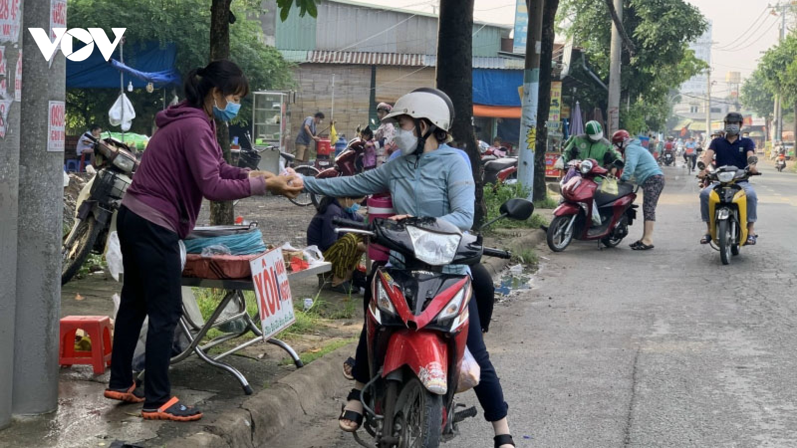 Công nhân quay cuồng trong “bão” giá