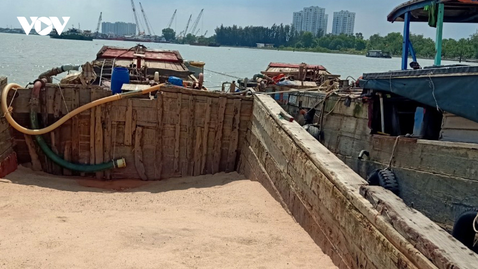 2 ghe gỗ vận chuyển cát trái phép