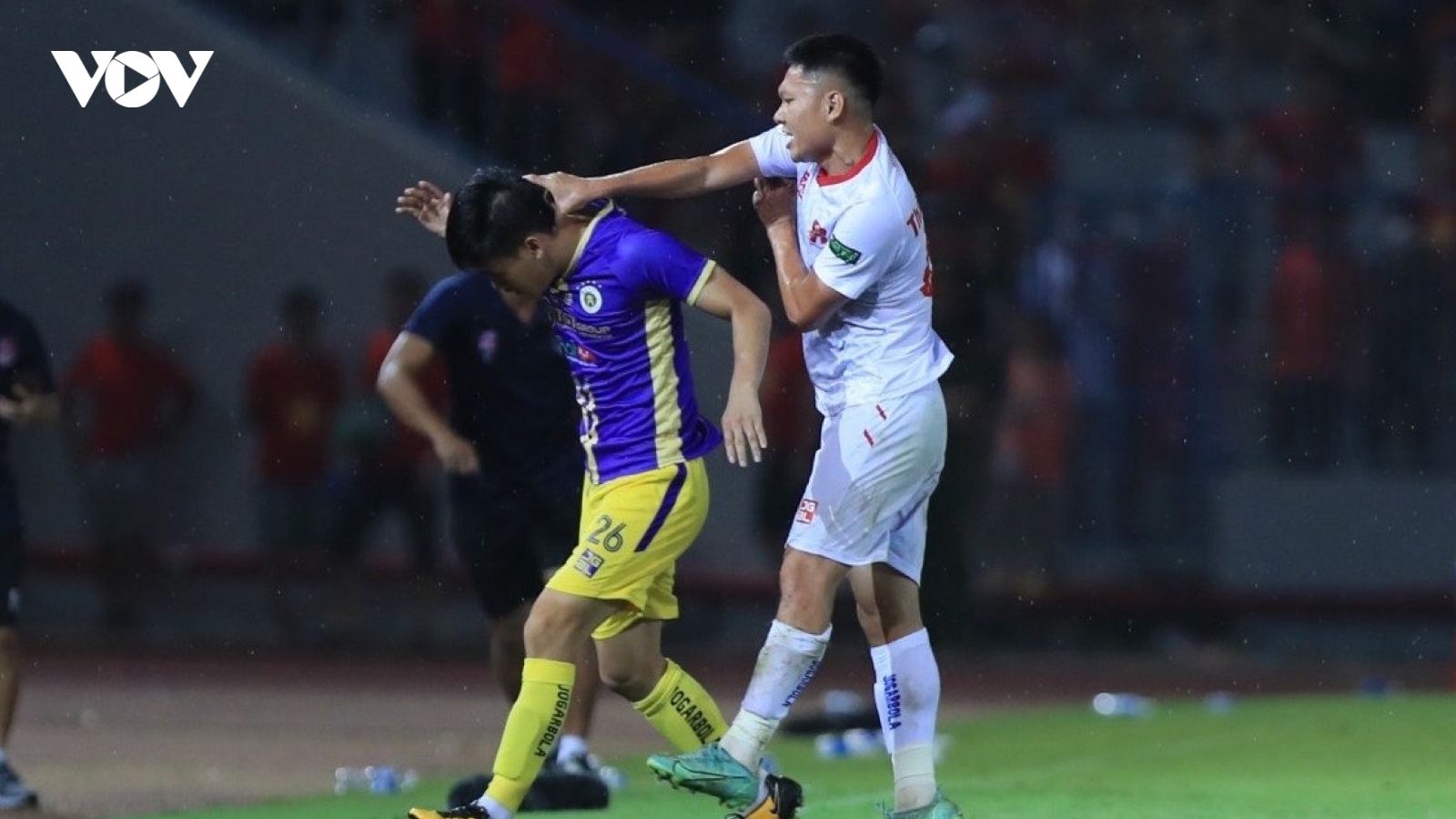 Tiền vệ Hải Phòng bóp cổ cầu thủ Hà Nội FC