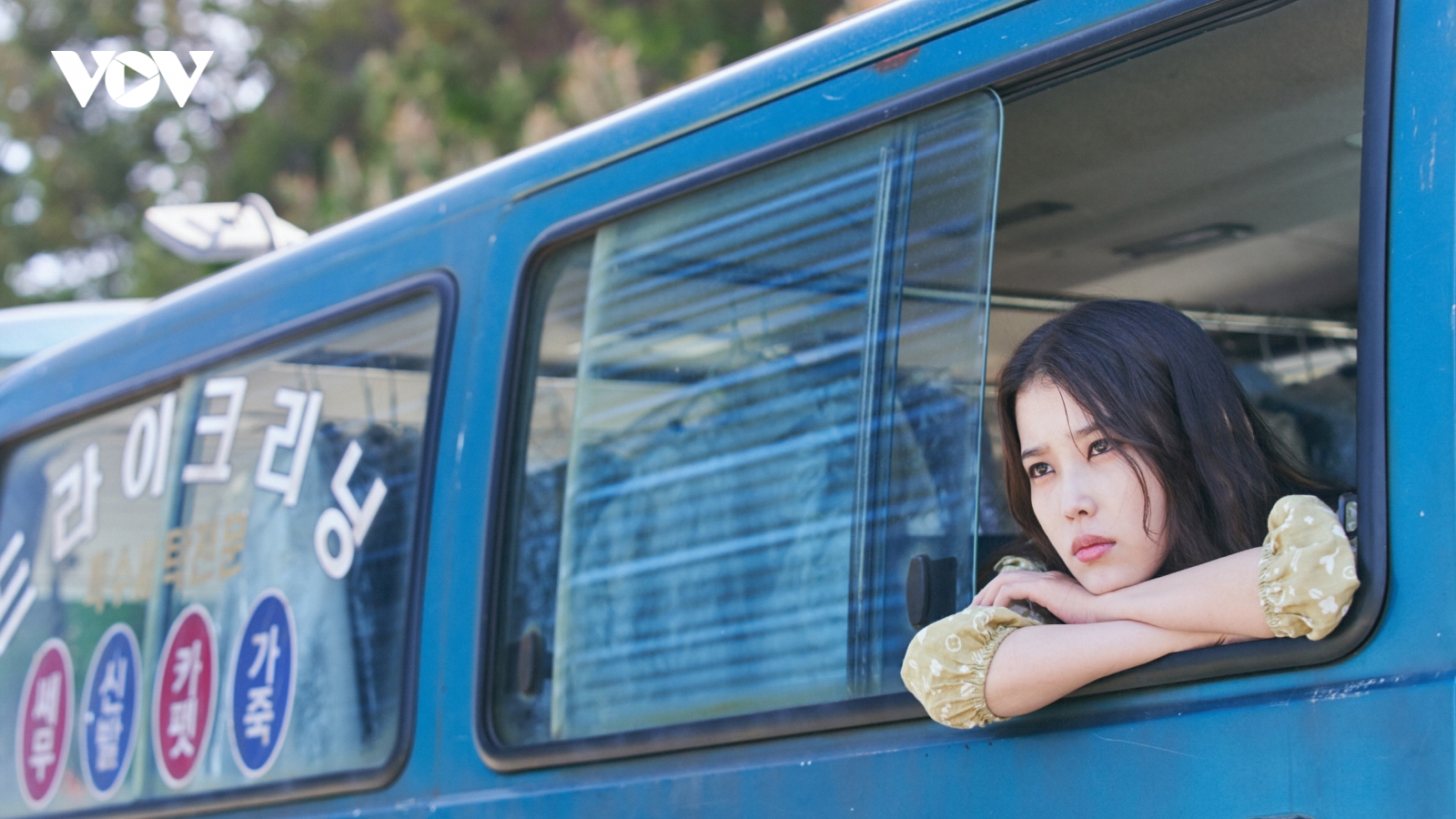IU với màn chào sân điện ảnh ấn tượng trong "Người môi giới"