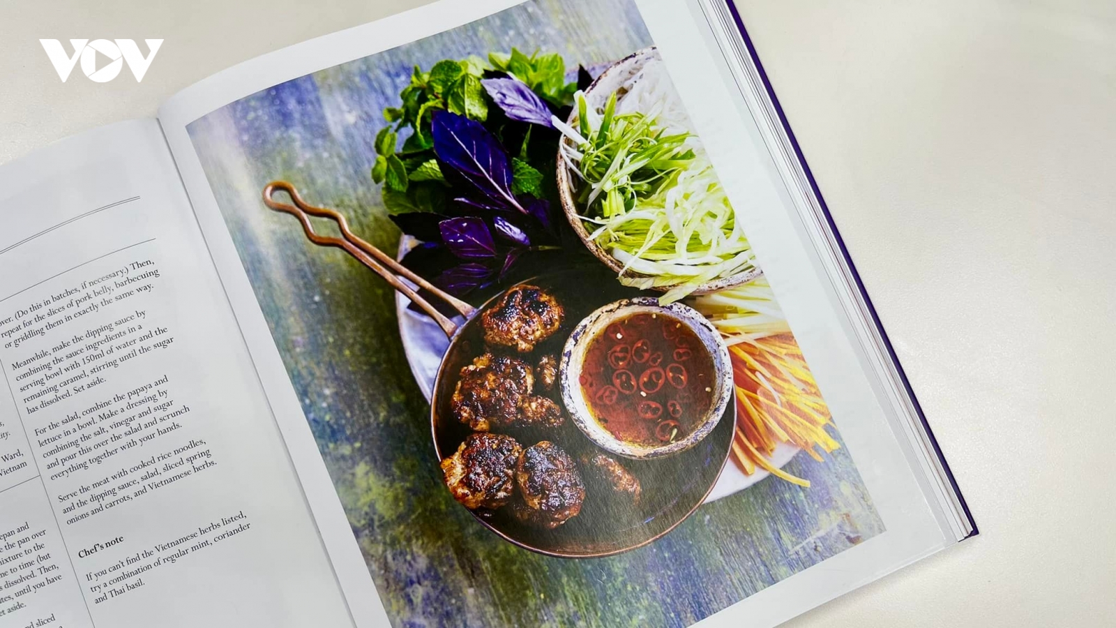 Bún chả Hà Nội được quảng bá trong ấn phẩm mừng Đại lễ của Nữ hoàng Anh