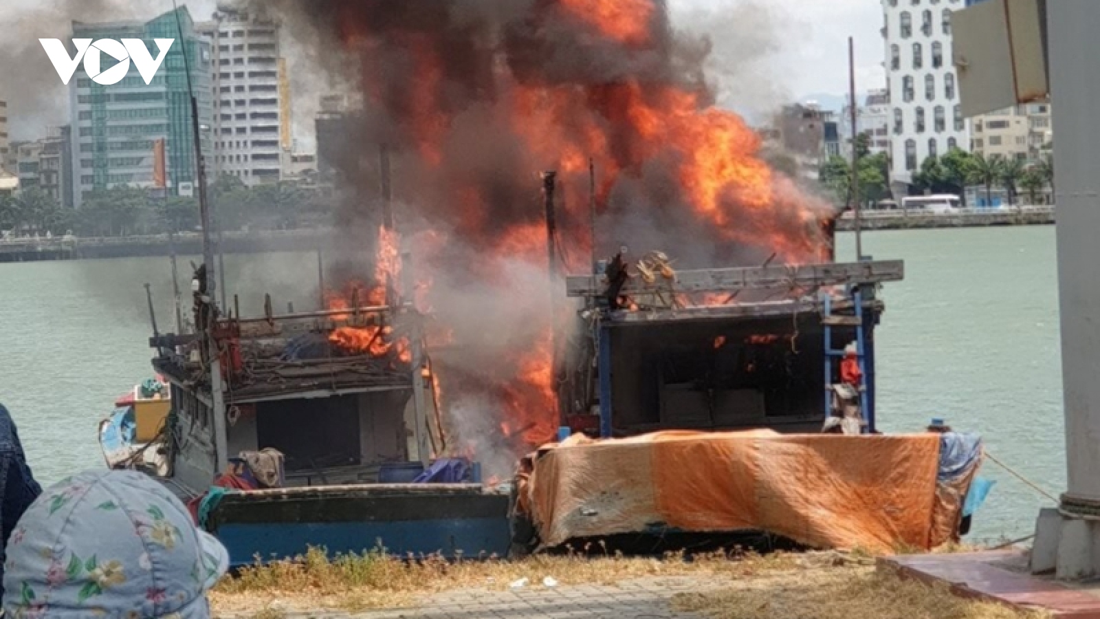 Cháy 2 tàu cá giữa trưa nắng ở Đà Nẵng
