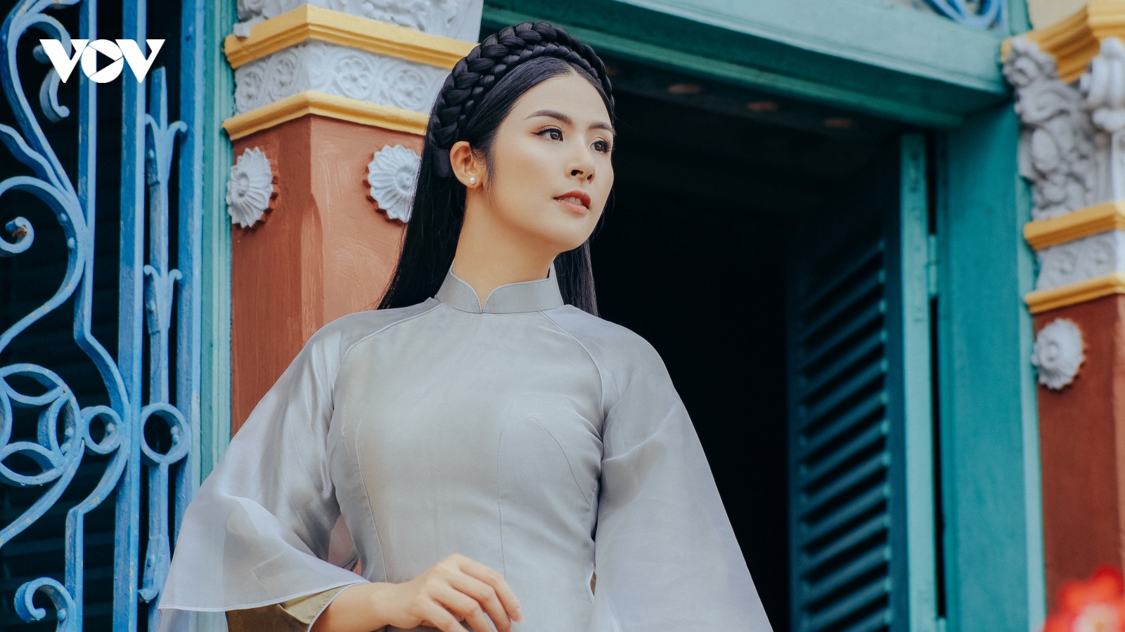 Hoa hậu Ngọc Hân chụp hình áo dài trong không gian nhà cổ Bình Thủy