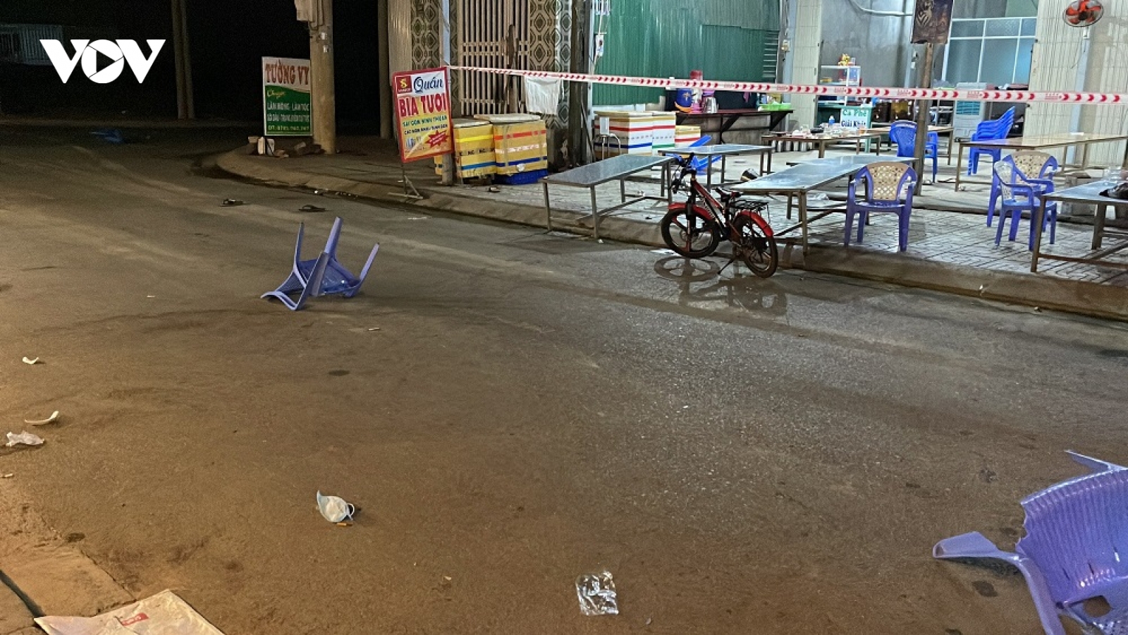 Đập ly bia vào đầu chủ quán nhậu, thanh niên bị đâm chết