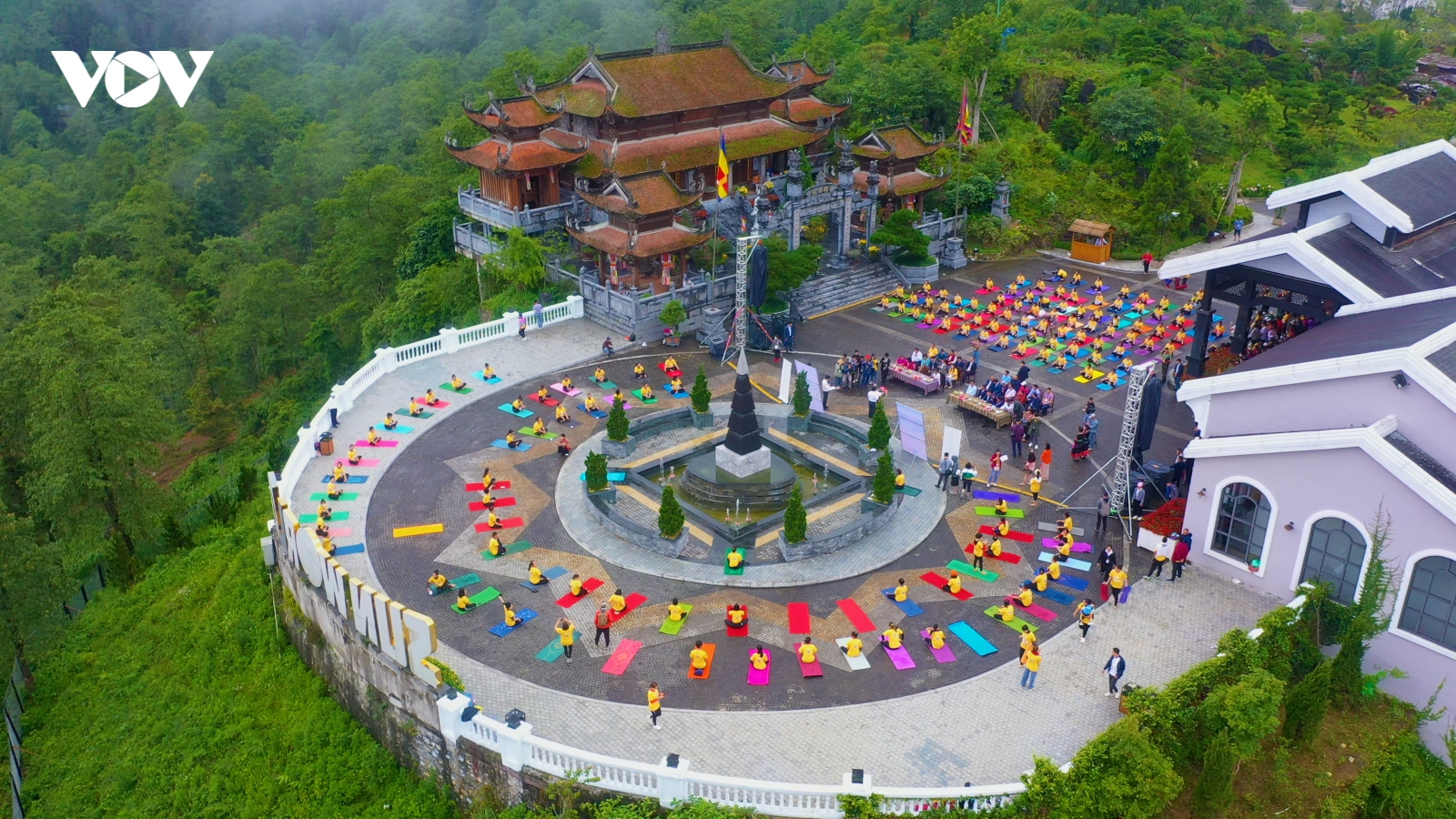 Màn đồng diễn yoga ngoạn mục trên “nóc nhà Đông Dương”