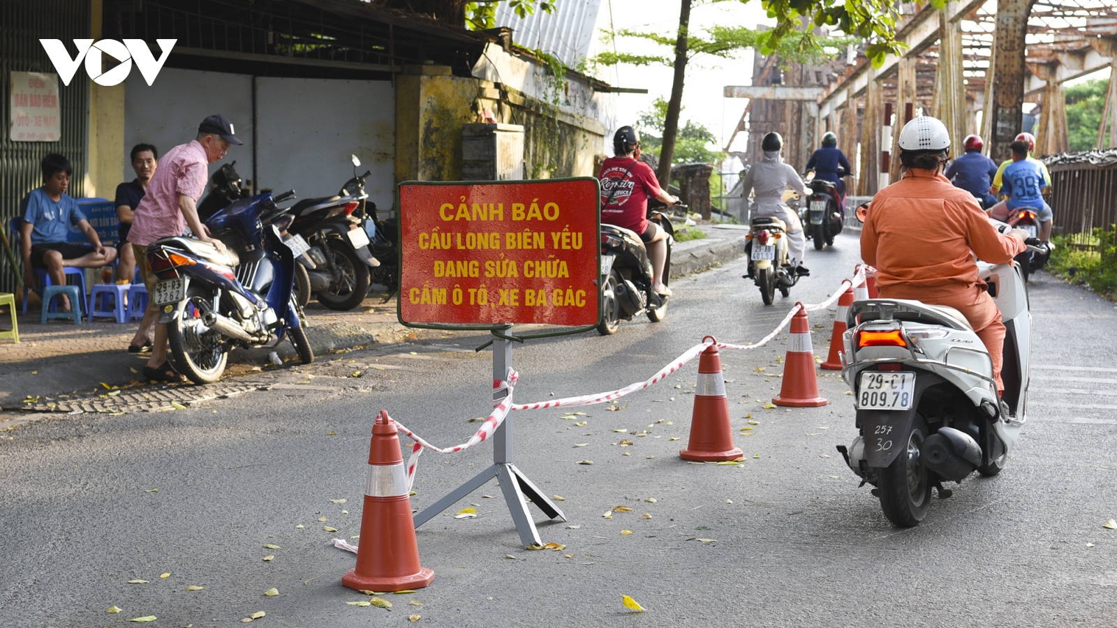 Xe ba gác, ô tô buộc phải “lùi bước” khi lên cầu Long Biên vì lý do này