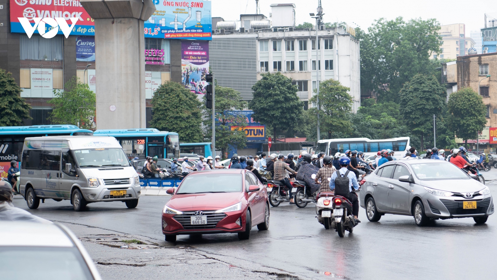 Người tham gia giao thông di chuyển hỗn loạn tại nút giao Nguyễn Trãi - Nguyễn Xiển