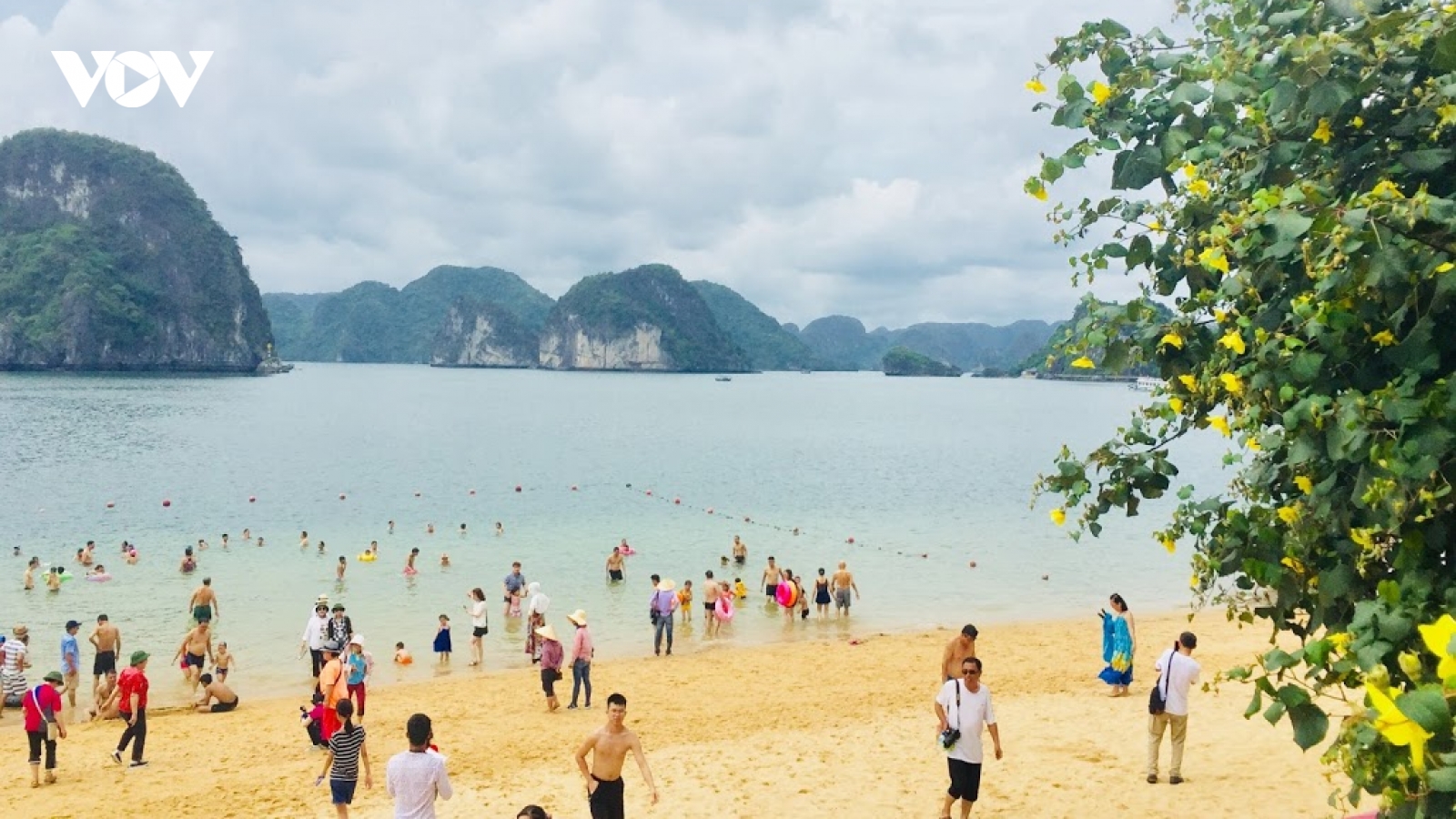 Nhộn nhịp mùa du lịch hè Quảng Ninh như thời trước đại dịch